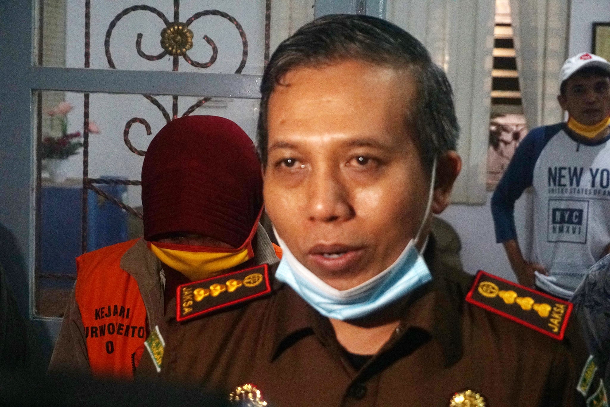 Kepala Kejari Purwokerto Sunarwan bersama narapidana buron 10 tahun, Eliza Kartikasari Nur Faizah (rompi oranye).