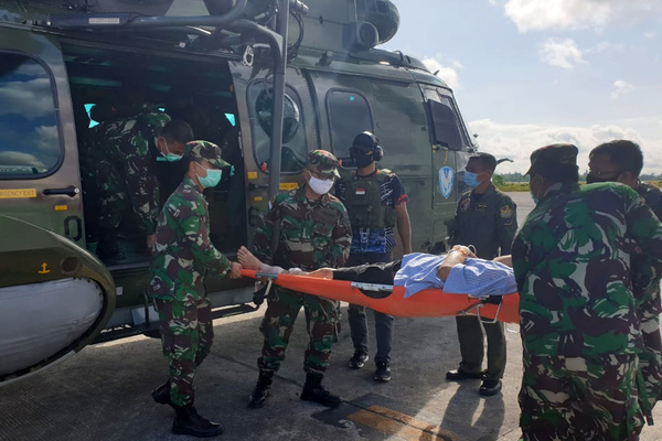 Ilustrasi -- Anggota tim gabungan pencari fakta (TGPF) kasus Intan Jaya yang terluka dalam aksi penembakan, dievakuasi ke Jakarta (10/10)