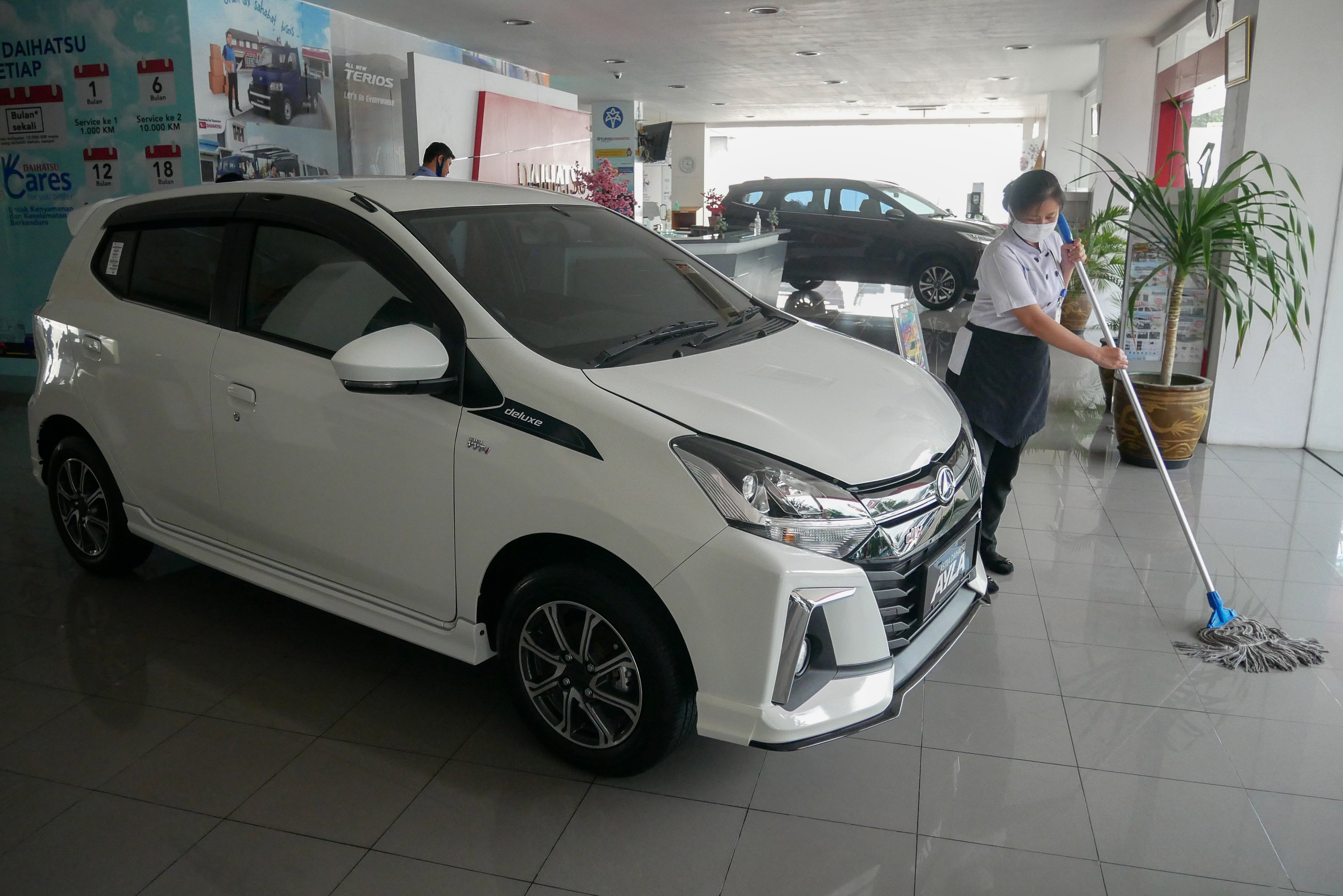 Suasana di diler mobil