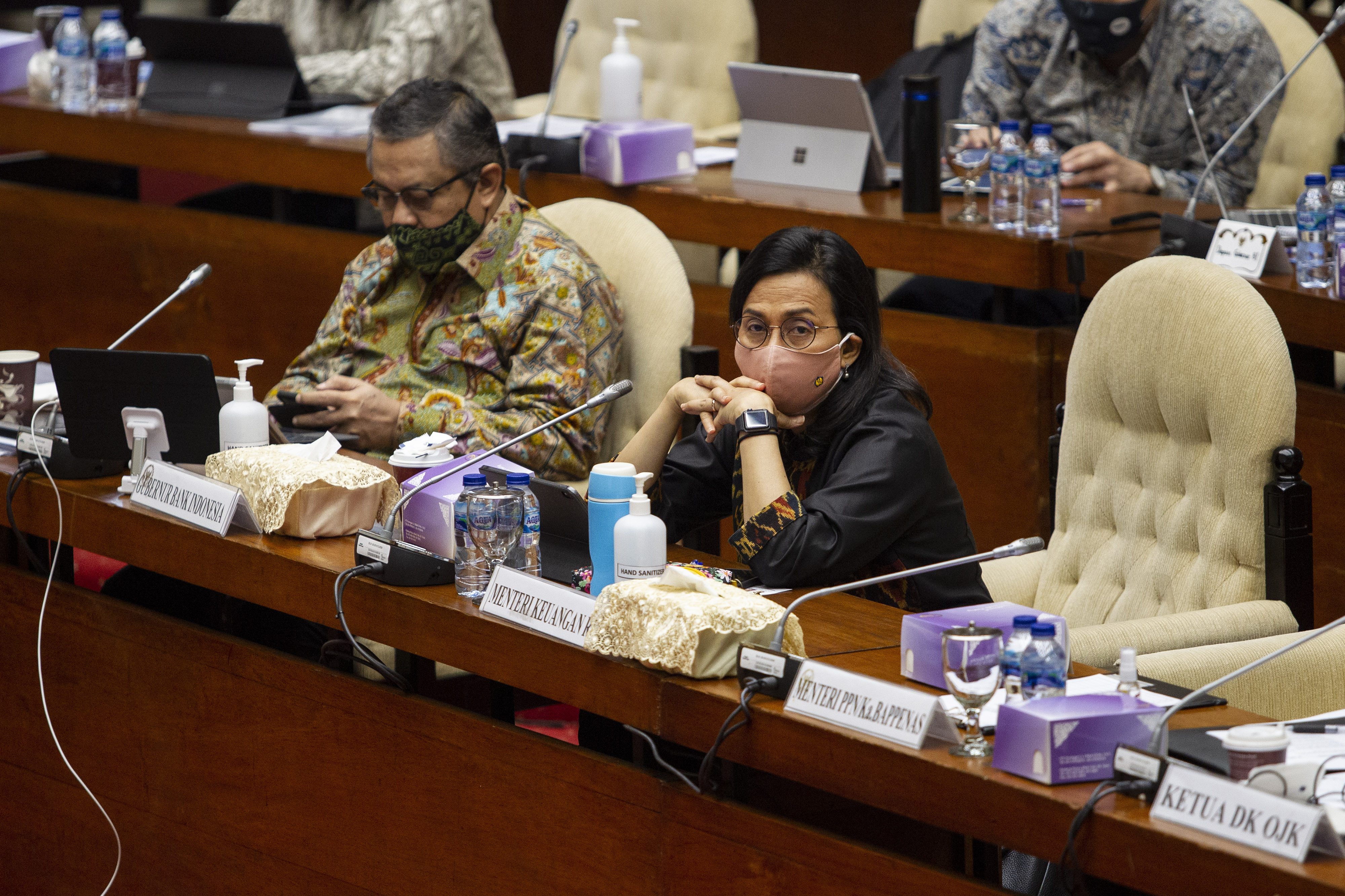 Menkeu Sri Mulyani bersama Gubernur BI Perry Warjiyo saat mengikuti rapat di DPR RI.