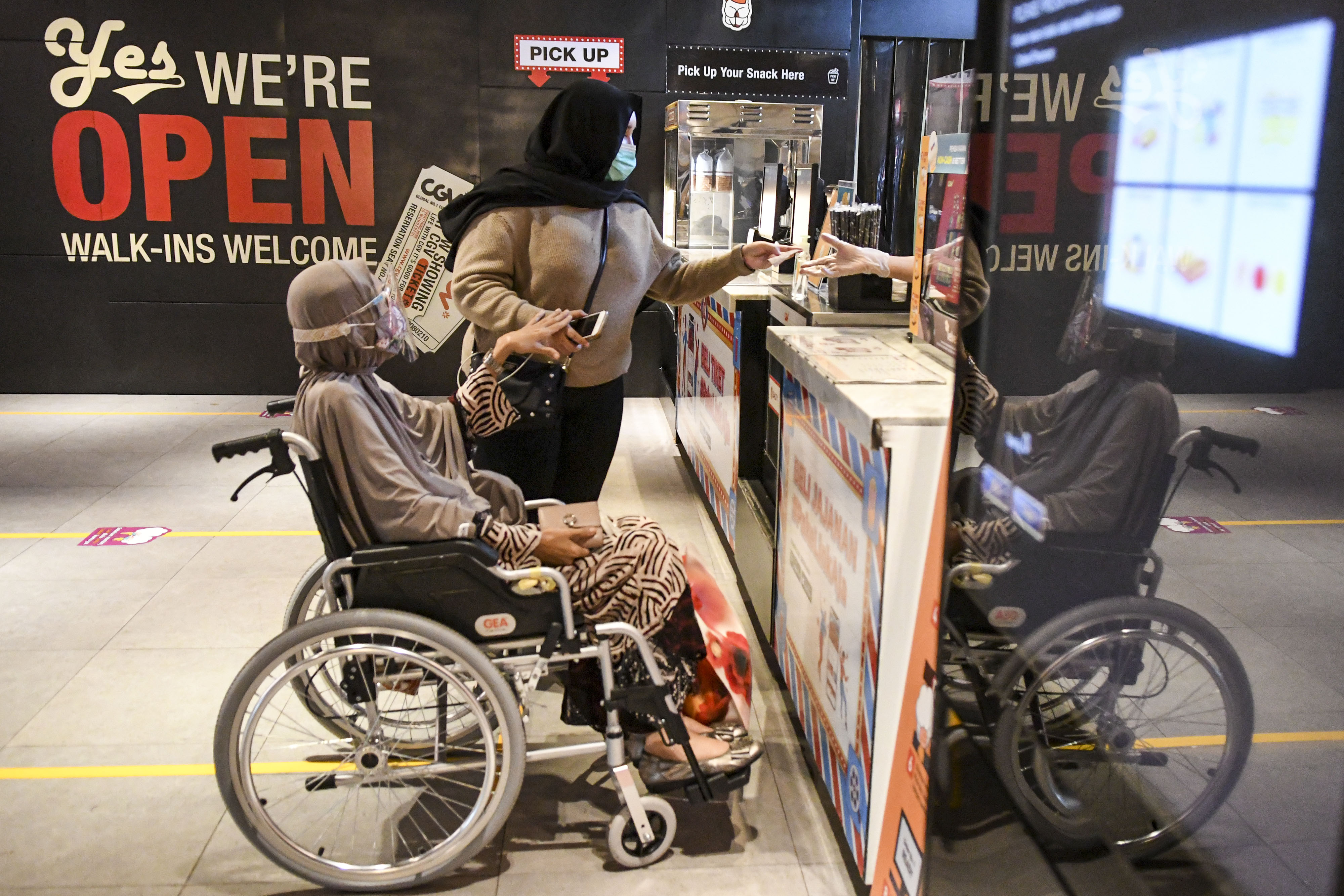 Warga bersiap menonton di salah satu bioskop di Jakarta, beberapa waktu lalu