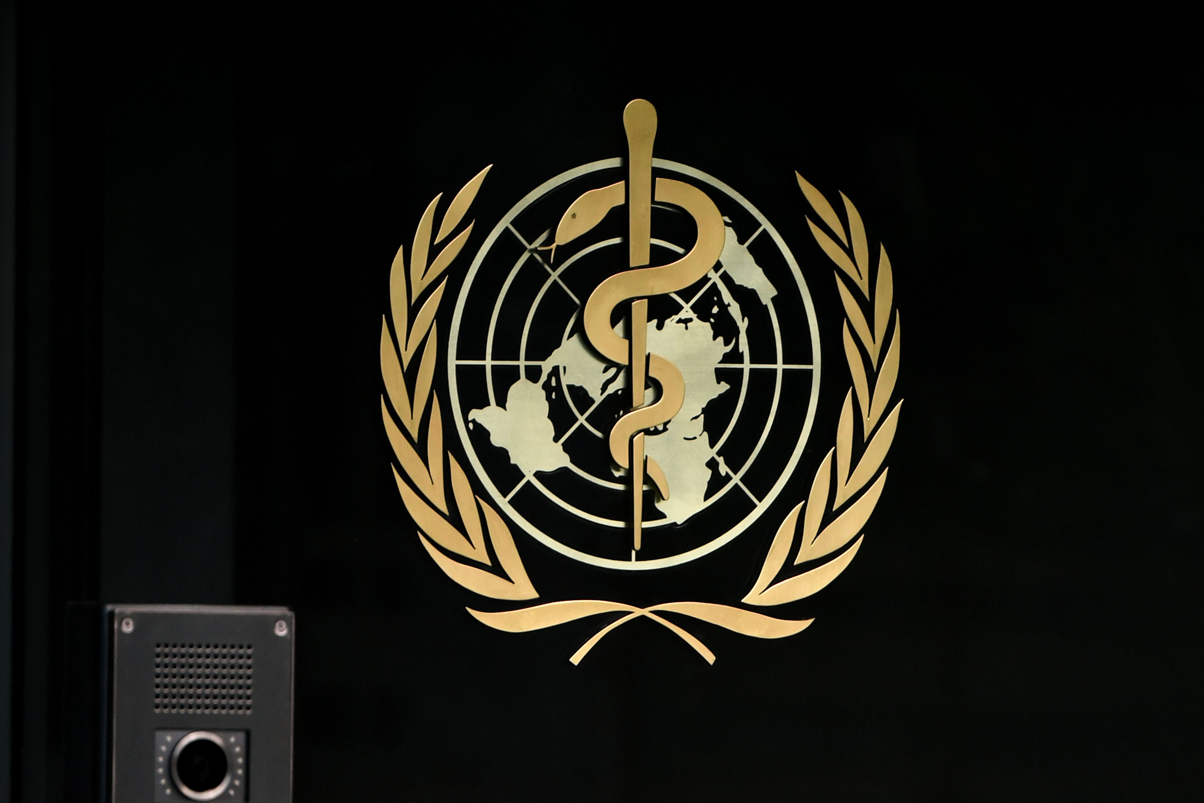 Logo WHO terlihat di markas besar Organisasi Kesehatan Dunia itu di Jenewa, Swiss.