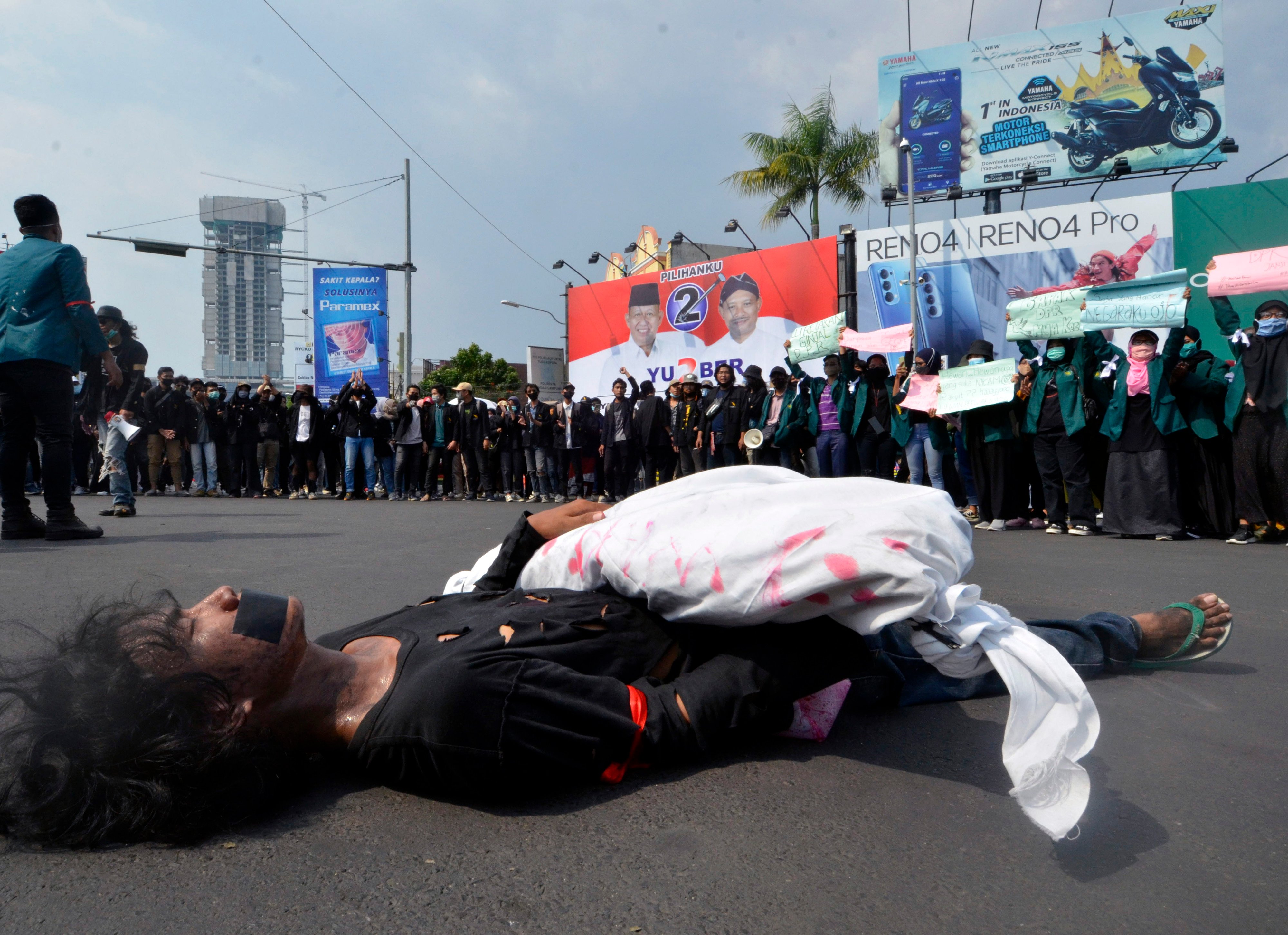 Aksi teatrikal mahasiswa saat unjuk rasa menolak UU CIpta Kerja