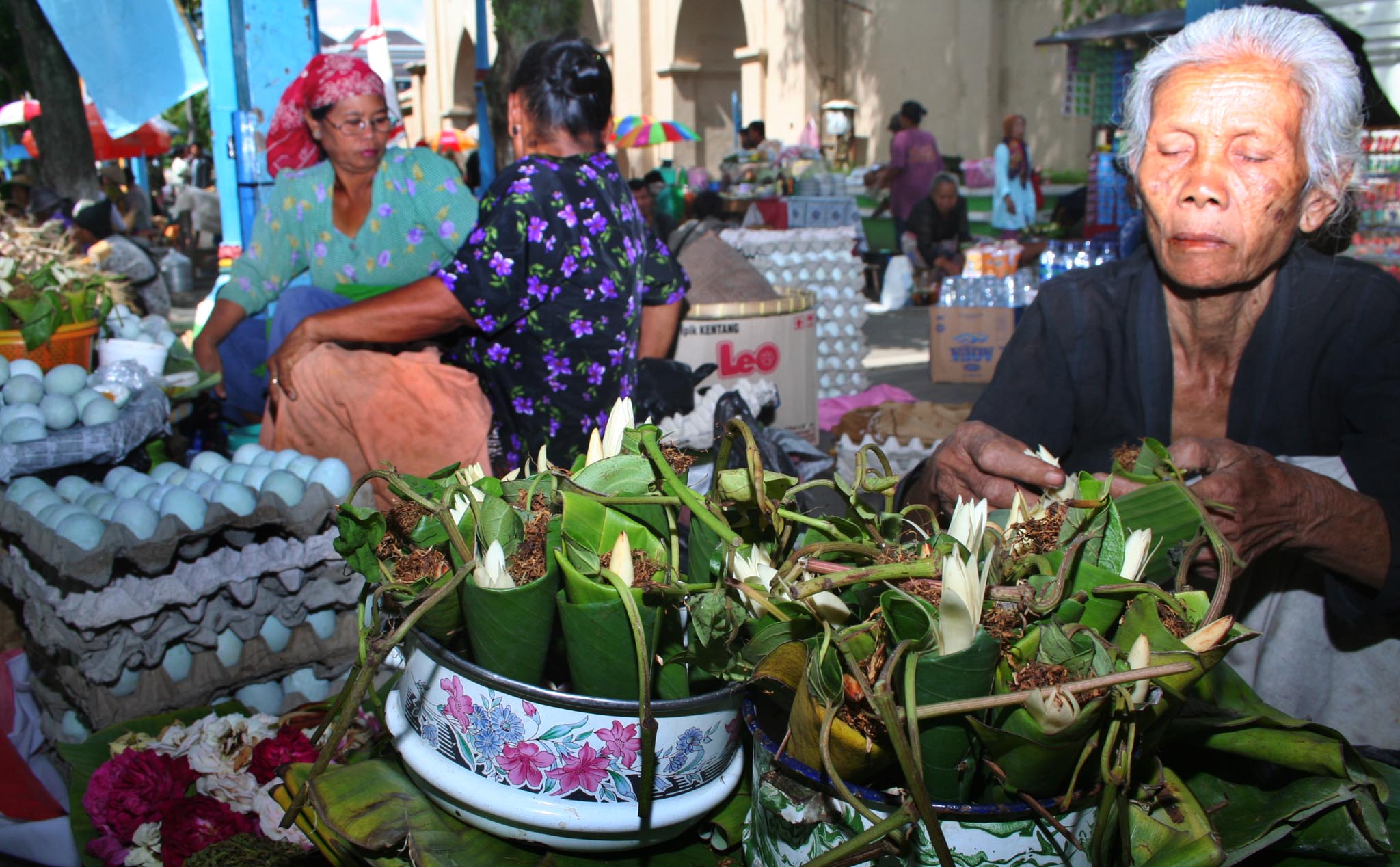  Pedagang menata bahan-bahan untuk menyirih di halaman Masjid Agung Surakarta,