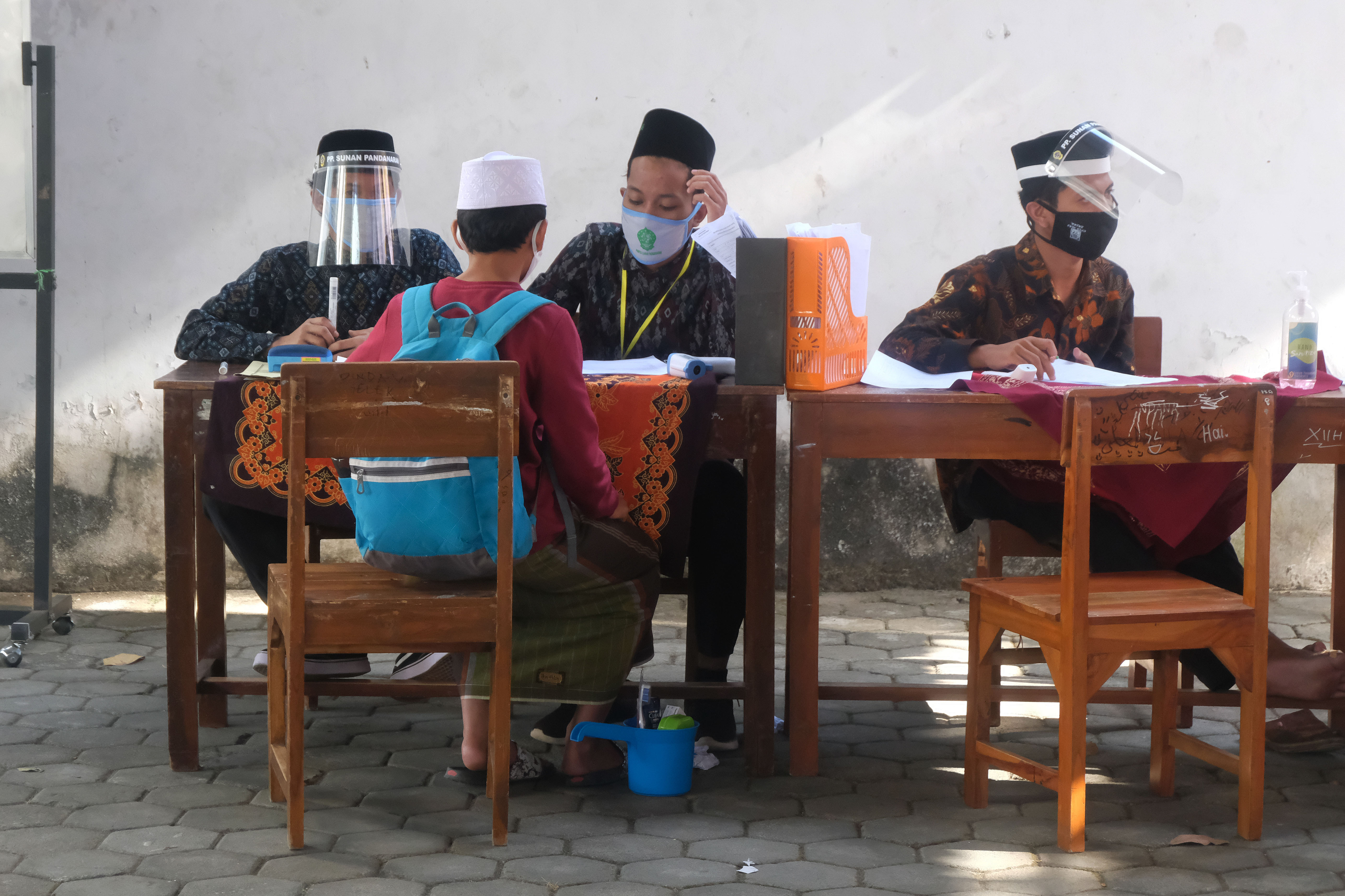 KEMBALI: Sejumlah santri berdatangan setelah diliburkan selama 4 bulan akibat pandemi covid-19 di Ponpes Sunan Pandanaran Ngaglik, Sleman.