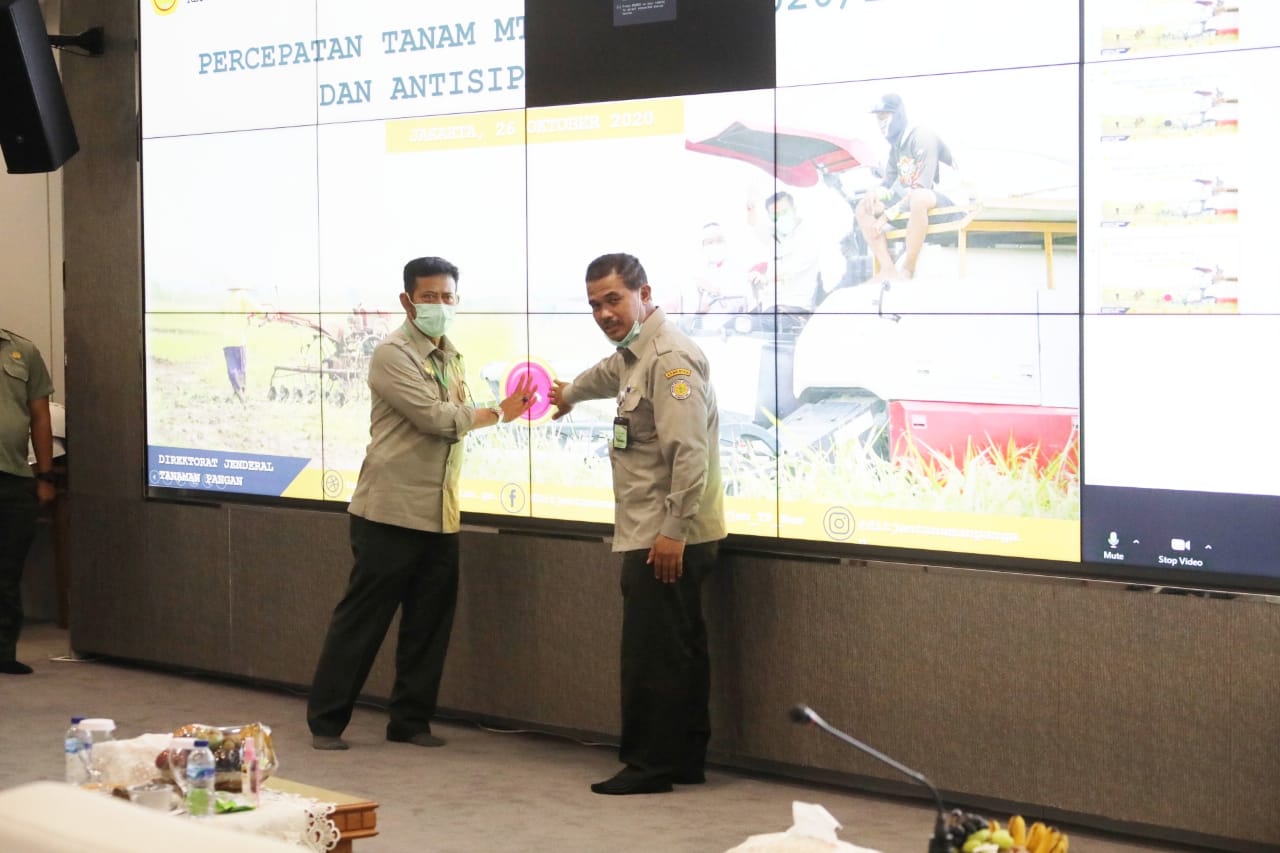 Mentan Syahrul Yasin Limpo memberi pemaparan di ruang Agriculture War Room (AWR), Kementan.