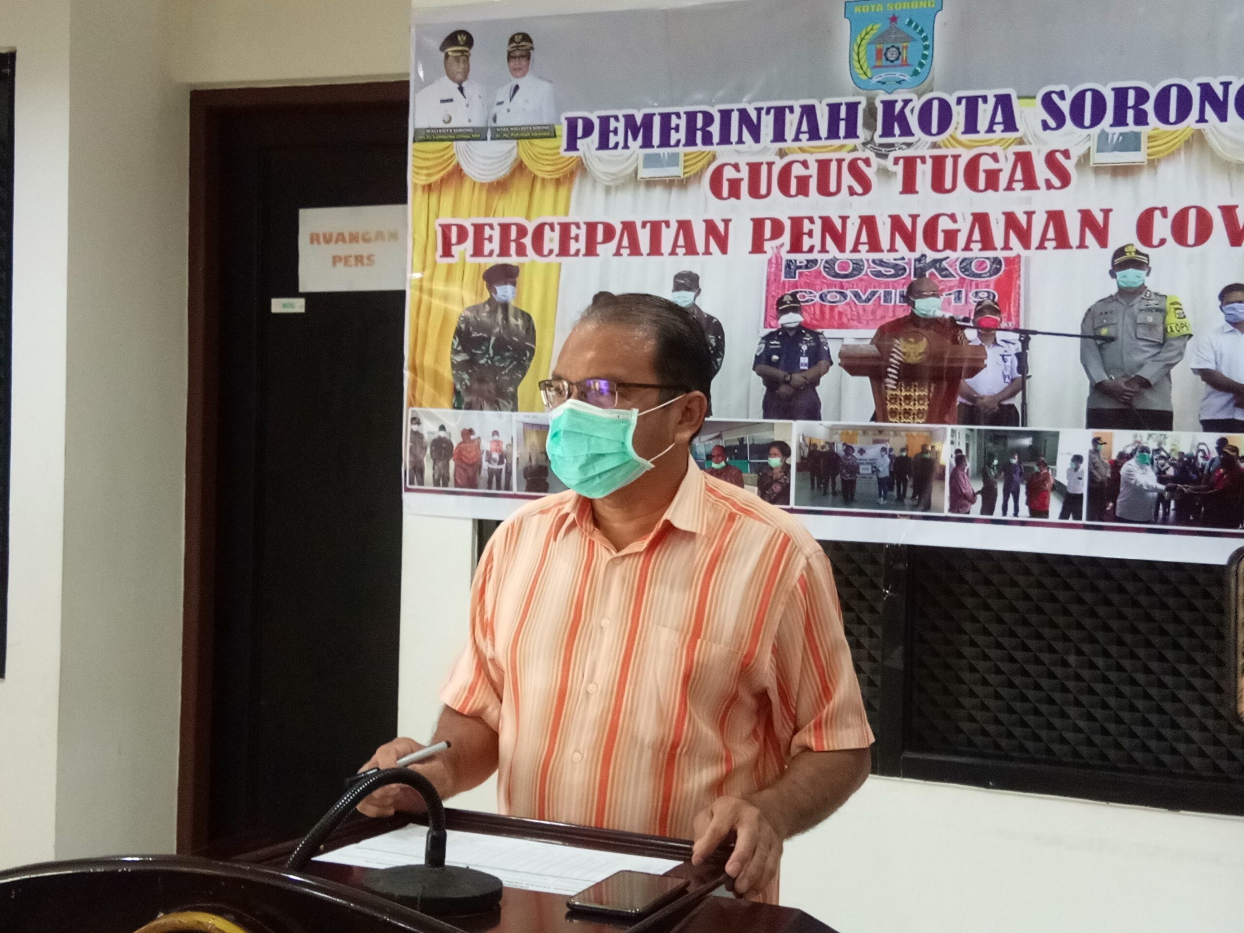  Jubir Satgas Covid19 Kota Sorong Rudy R Laku dalam konferensi pers di Kota Sorong, Sabtu (17/10).