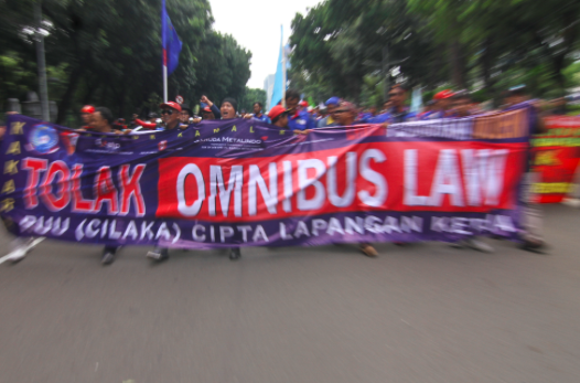 Sejumlah buruh mengikuti aksi unjuk rasa menolak RUU Omnibus Law di Depan Istana Merdeka, Jakarta, Kamis (30/1/2020).