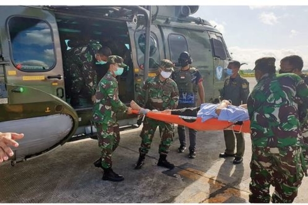 Anggota Tim Gabungan Pencari Fakta (TGPF) kasus Intan Jaya yang terluka Bambang Purwoko tiba di Timika menggunakan helikopter TNI-AU 