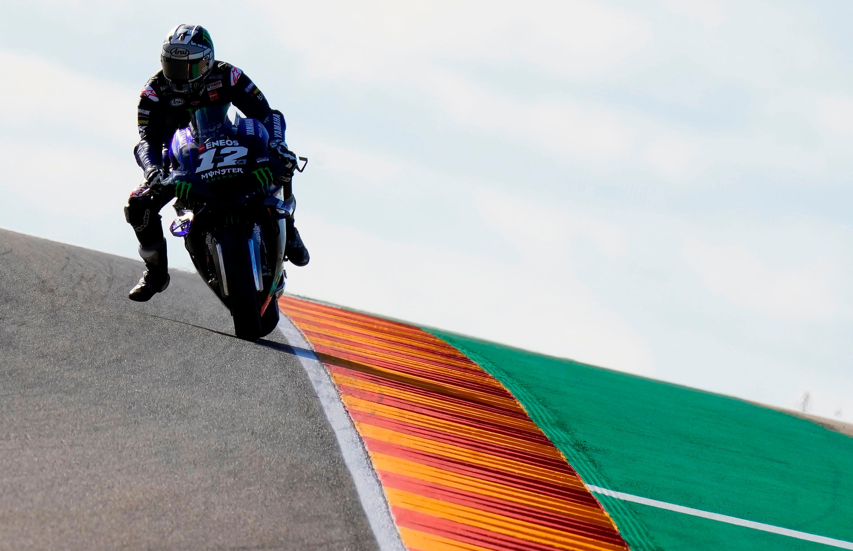 Pembalap Yamaha Maverick Vinales dalam sesi latihan di Sirkuit Aragon, Spanyol.