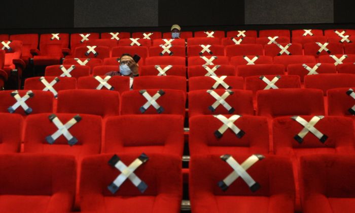 Pengunjung menyaksikan film yang di putar di Cinepolis, Plaza Semanggi, Jakarta Sabtu (24/10/2020)   