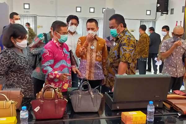 Wakil Ketua DPR Rachmat Gobel saat meninjau perajin hasil kulit di Kecamatan Tanggulangin Kabupaten Sidoarjo (3/10).