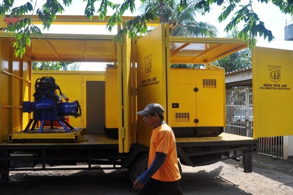 Ilustrasi -- Petugas Suku Dinas PU Tata air melakukan ujicoba Mobile Pump atau mobil pompa air di Waduk Tomang, Tomang Barat. 