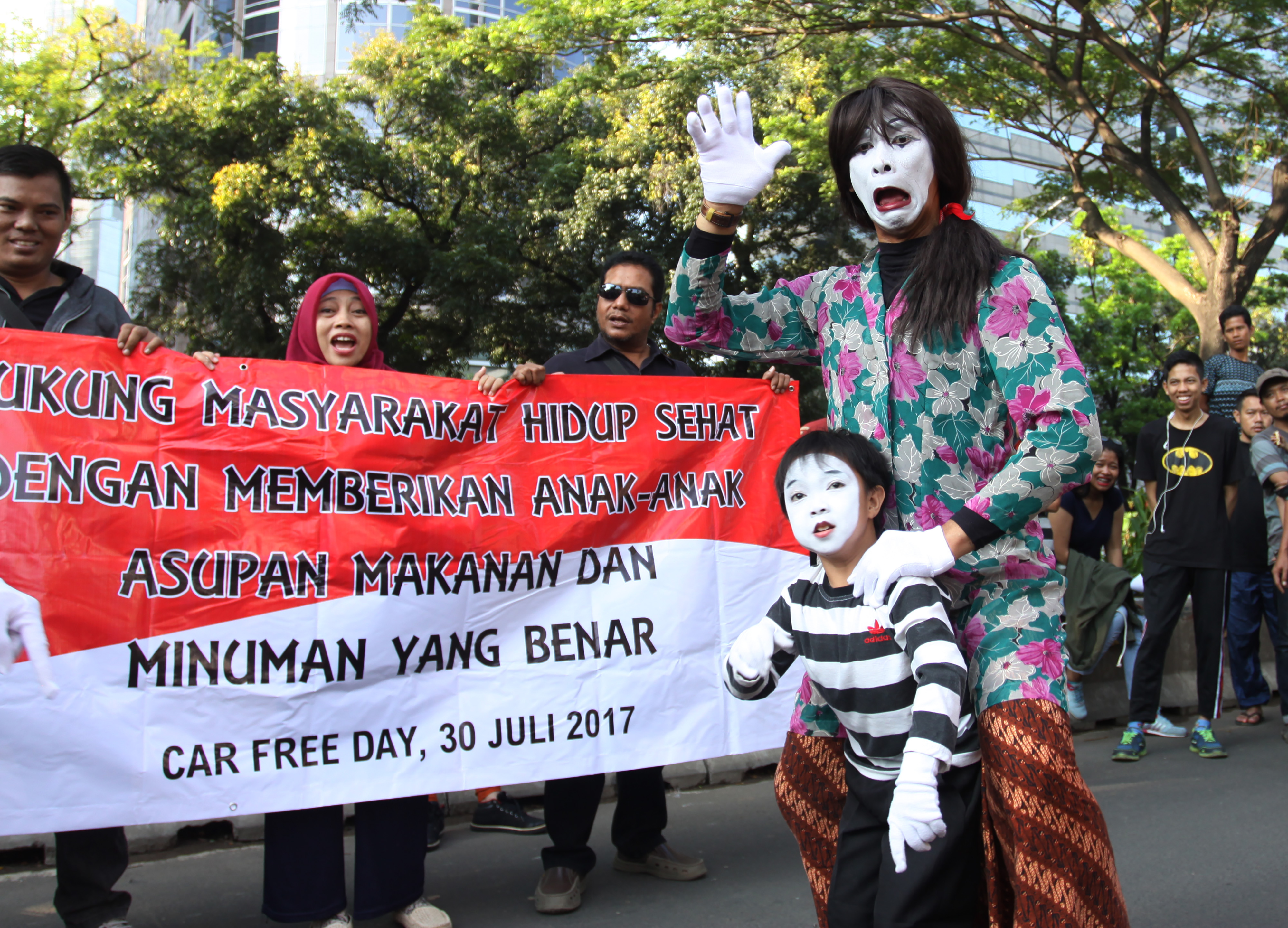 Seniman pantomim meminta semua pihak melindungi anak dari makanan dan minuman yang buruk.