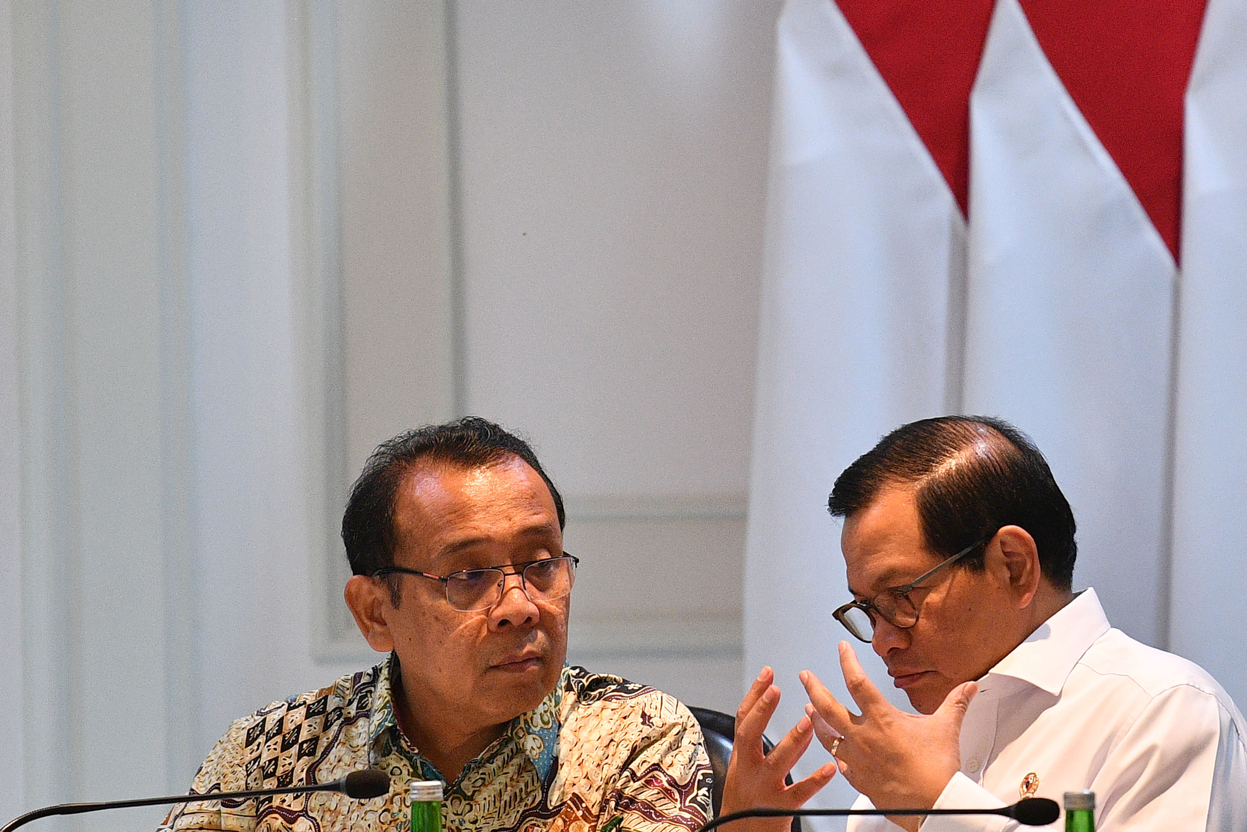 Mensesneg Pratikno berbincang dengan Menseskab Pramono Anung