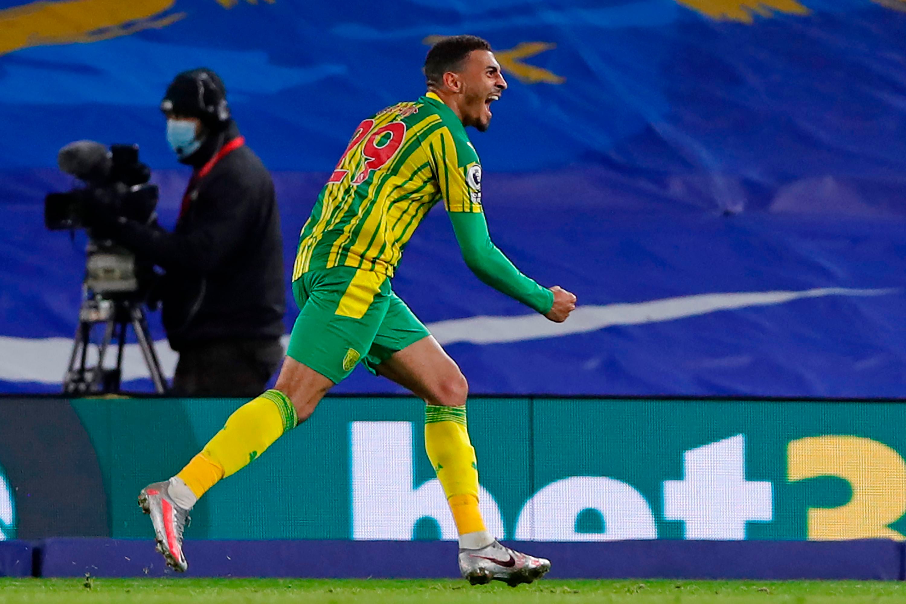 Penyerang West Bromwich Albion Karlan Grant melakukan selebrasi usai mencetak gol ke gawang Brighton dalam laga Liga Primer Inggris.