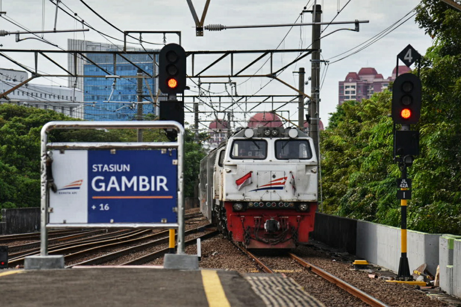 Kereta Argo Parahyangan tujuan Jakarta-Bandung tiba di di Stasiun Gambir, Jakarta.