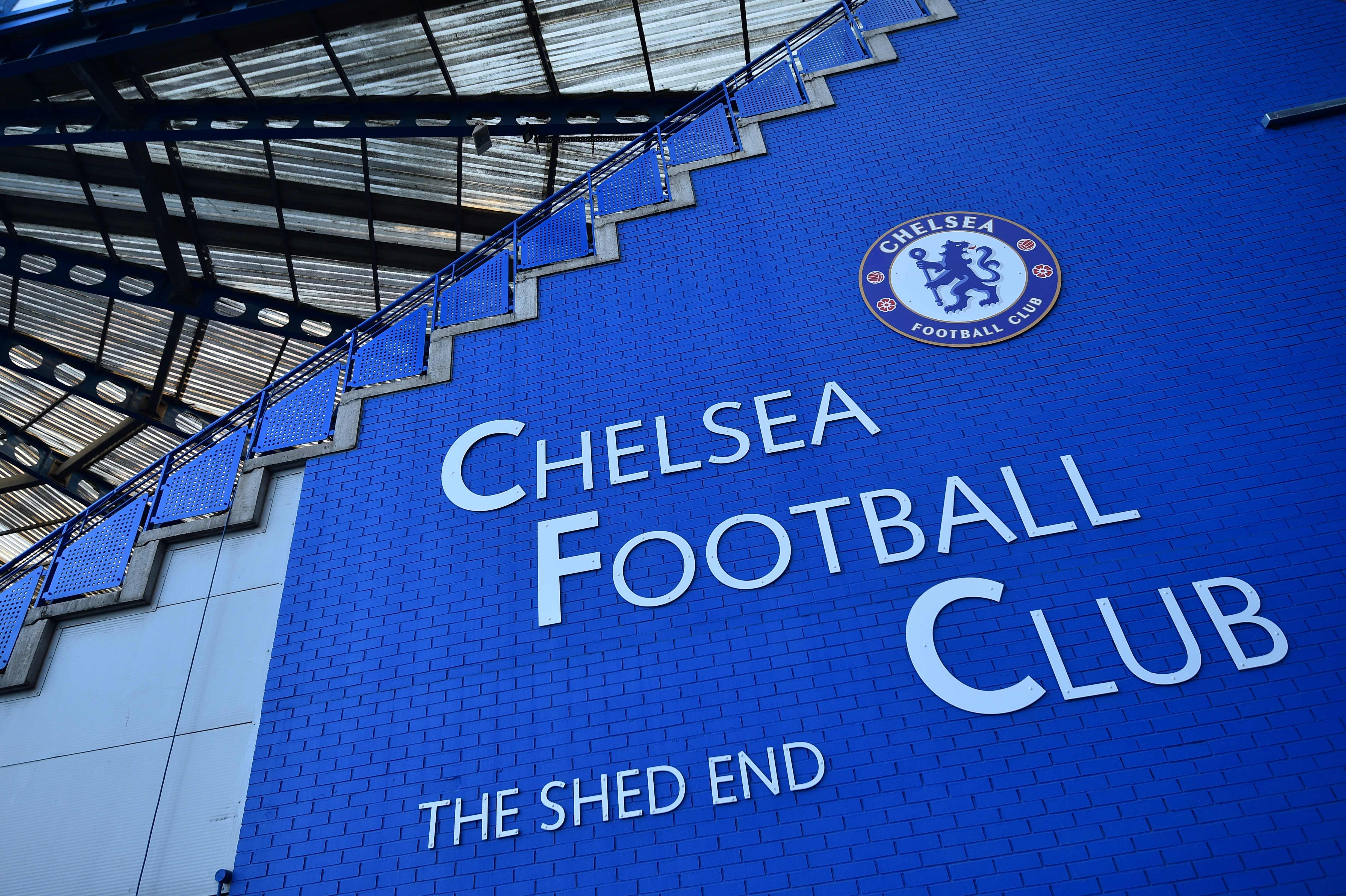 Logo Chelsea di Stadion Stamford Bridge, London, Inggris.