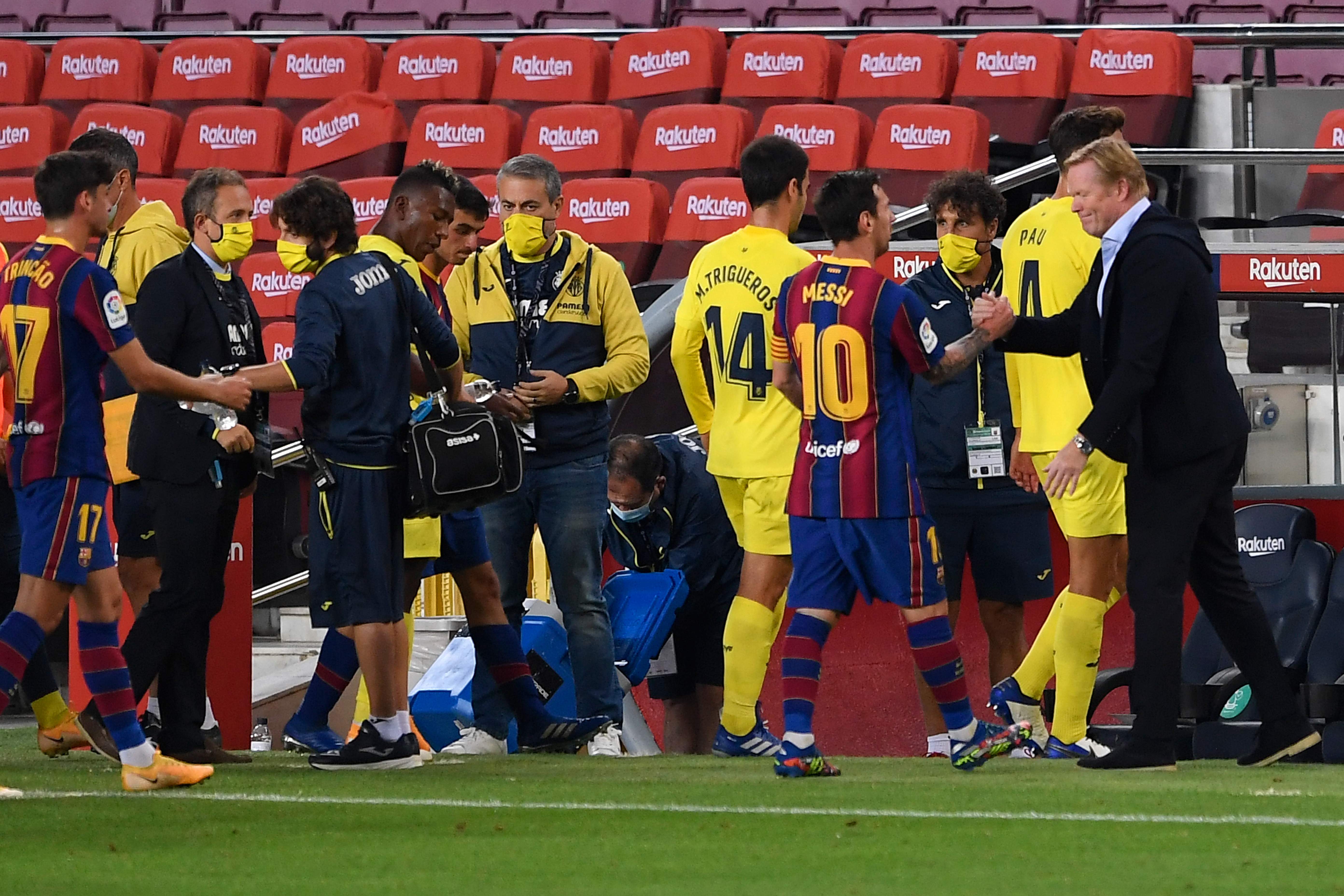 Pelatih Barcelona Ronald Koeman (kanan) menyalami Lionel Messi di akhir laga kontra Villarreal, akhir September lalu.