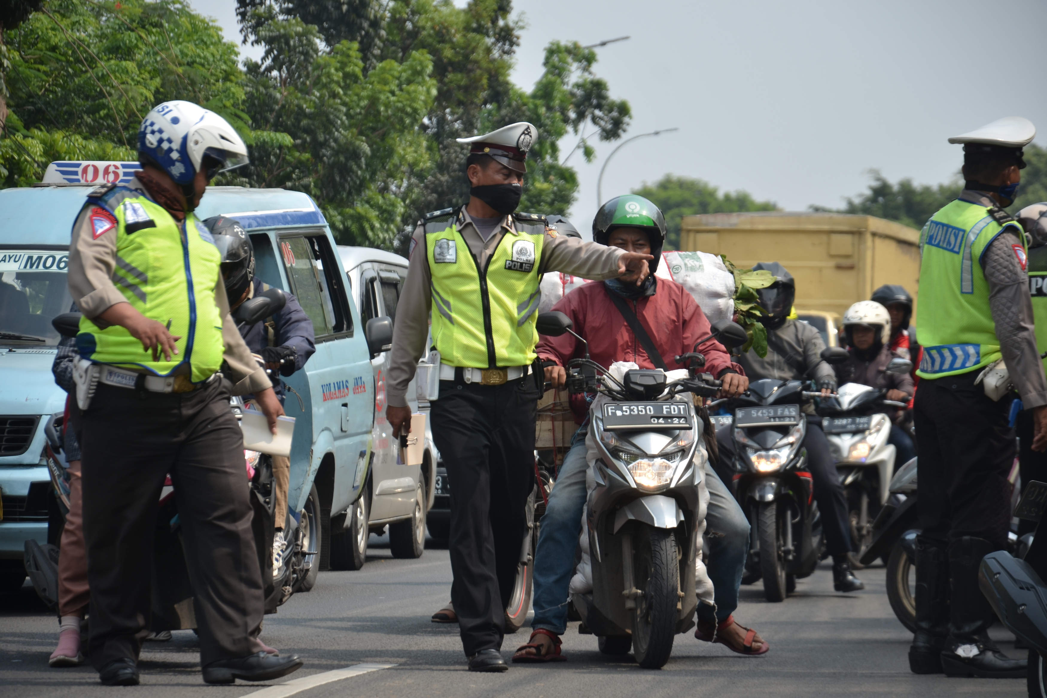 Polisi menghentikan pengendara motor dan memeriksa kelengkapan surat berkendara saat menggelar Operasi Zebra Jaya 2019 di Jakarta Timur.