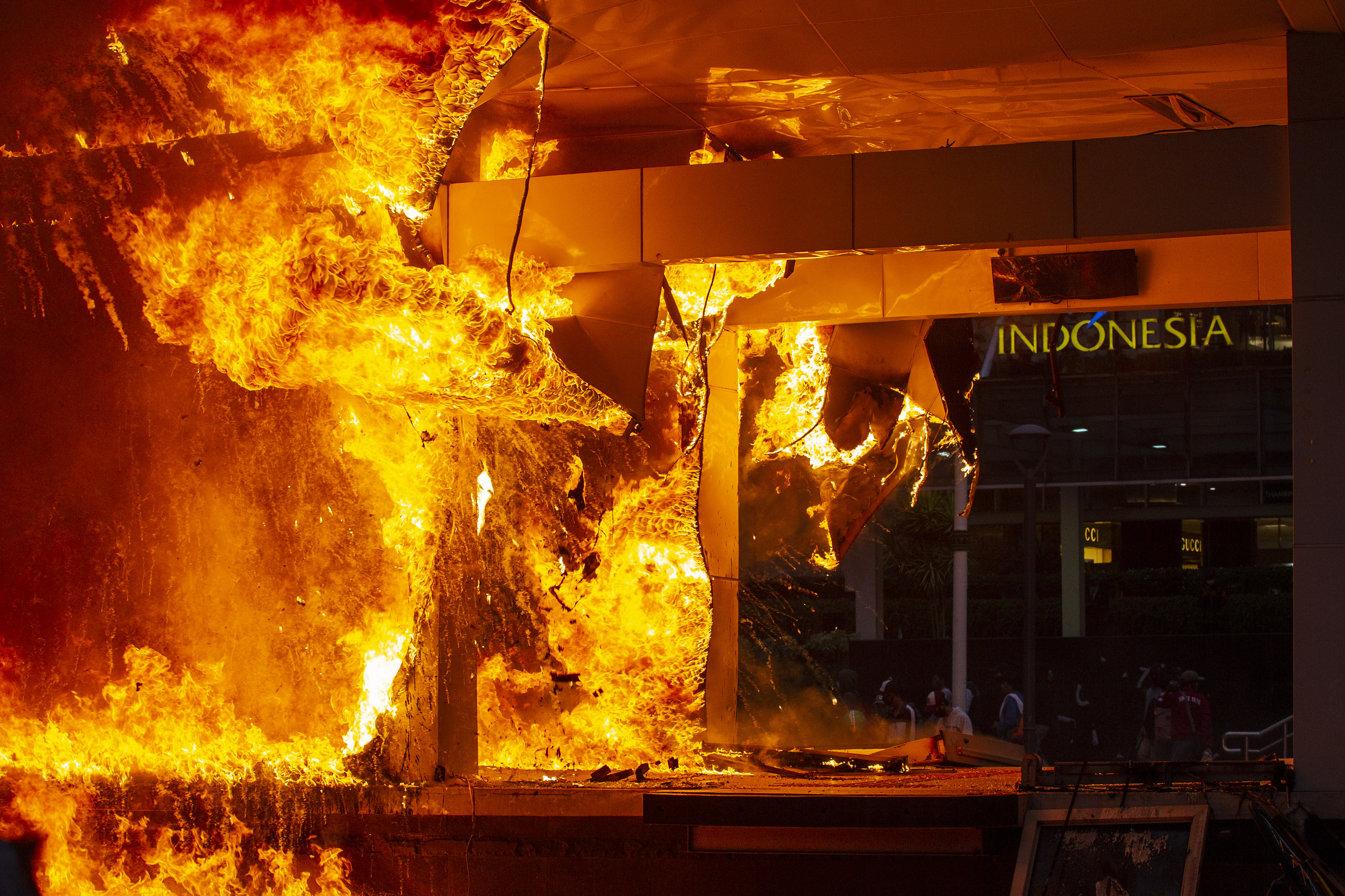 Halte transjakarta terbakar saat unjuk rasa penolakan RUU Cipta Kerja