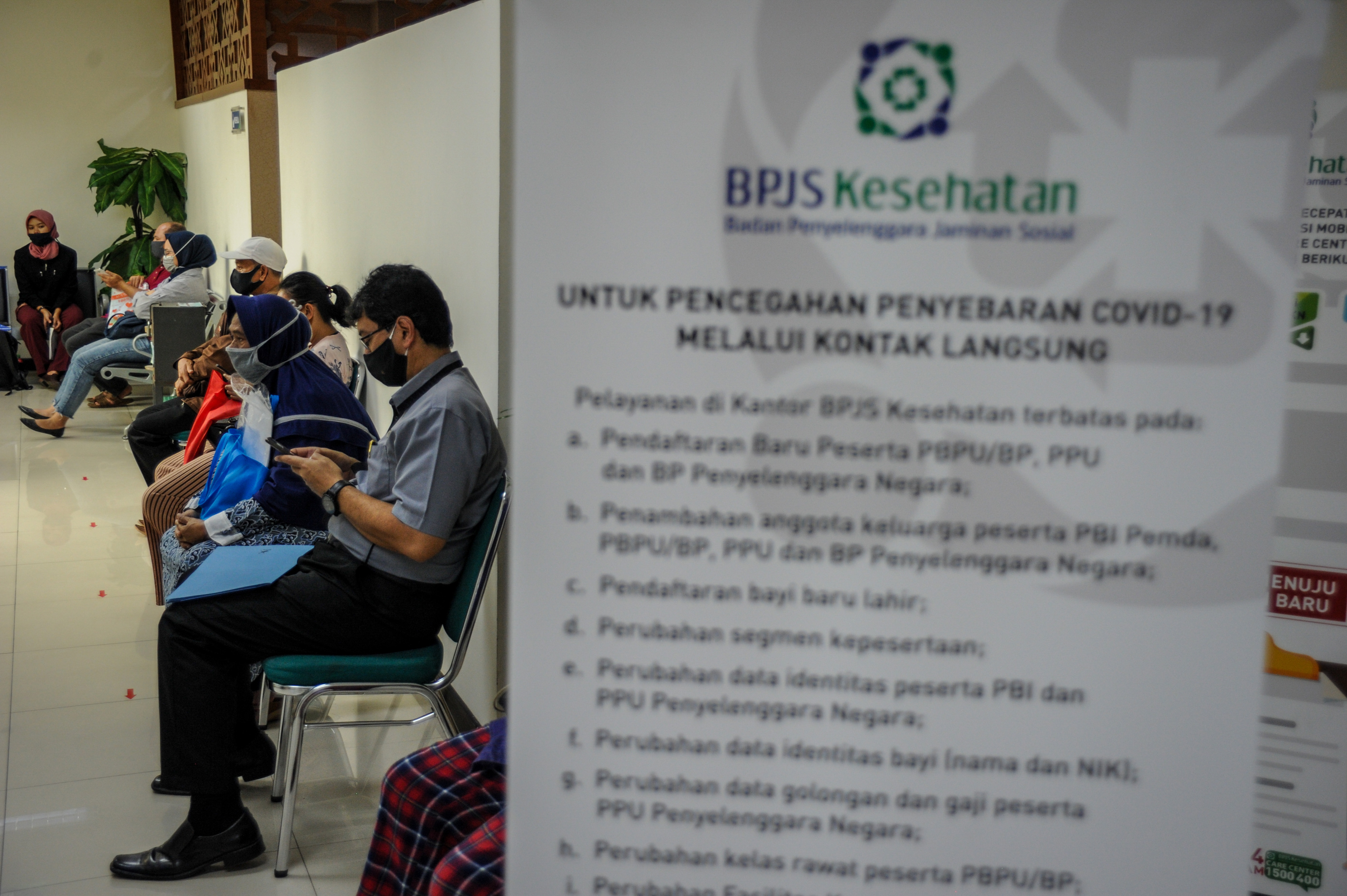 Warga antre di Kantor Cabang BPJS Kesehatan Bandung, Jawa Barat, Senin (10/8)