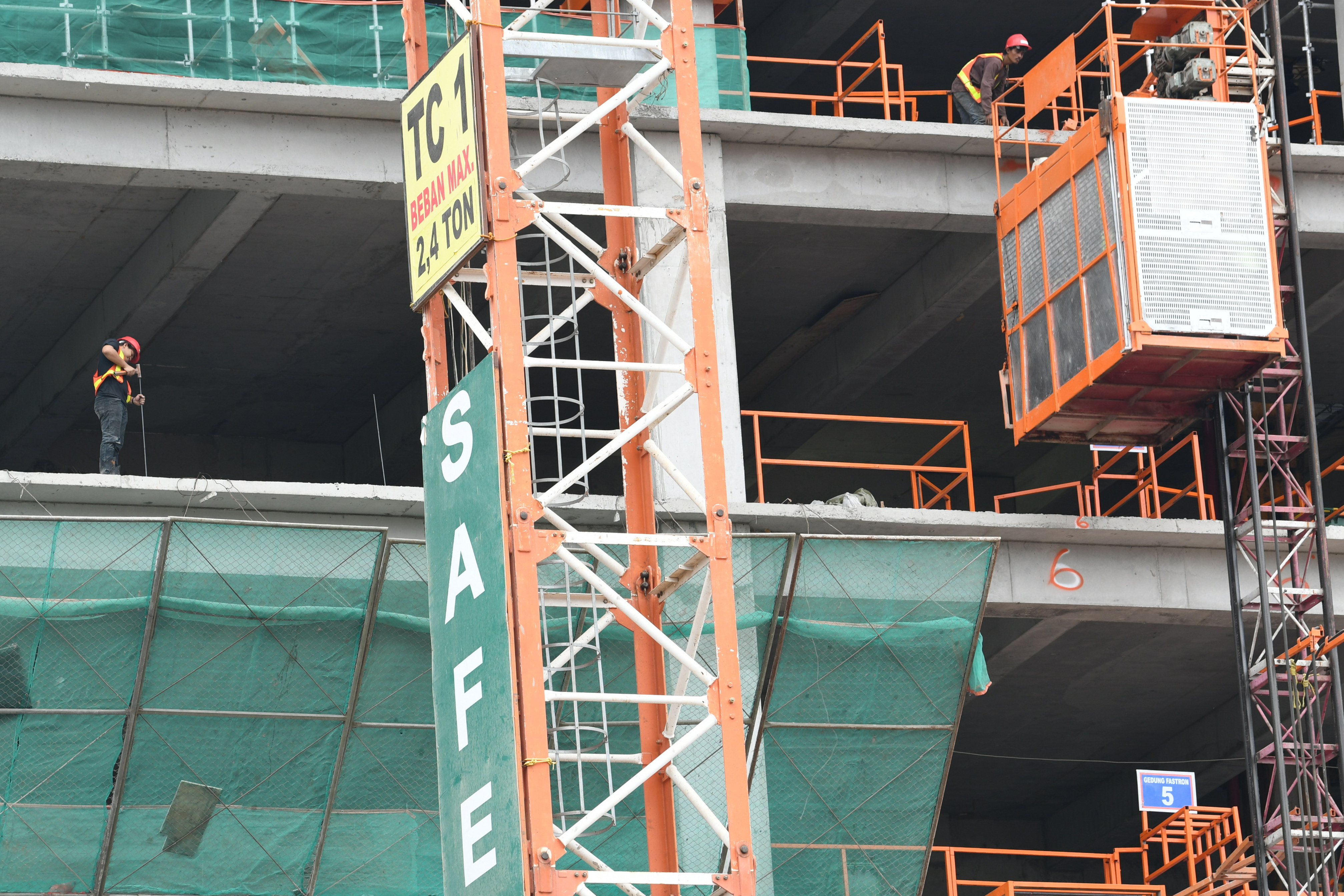 Sejumlah pekerja menyelesaikan proyek bangunan bertingkat di Jakarta.
