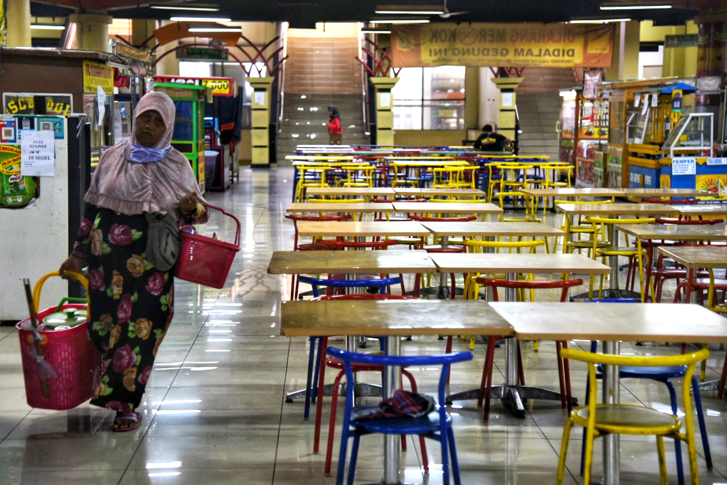 Suasana sepi di kawasan Blok M Mal Jakarta.