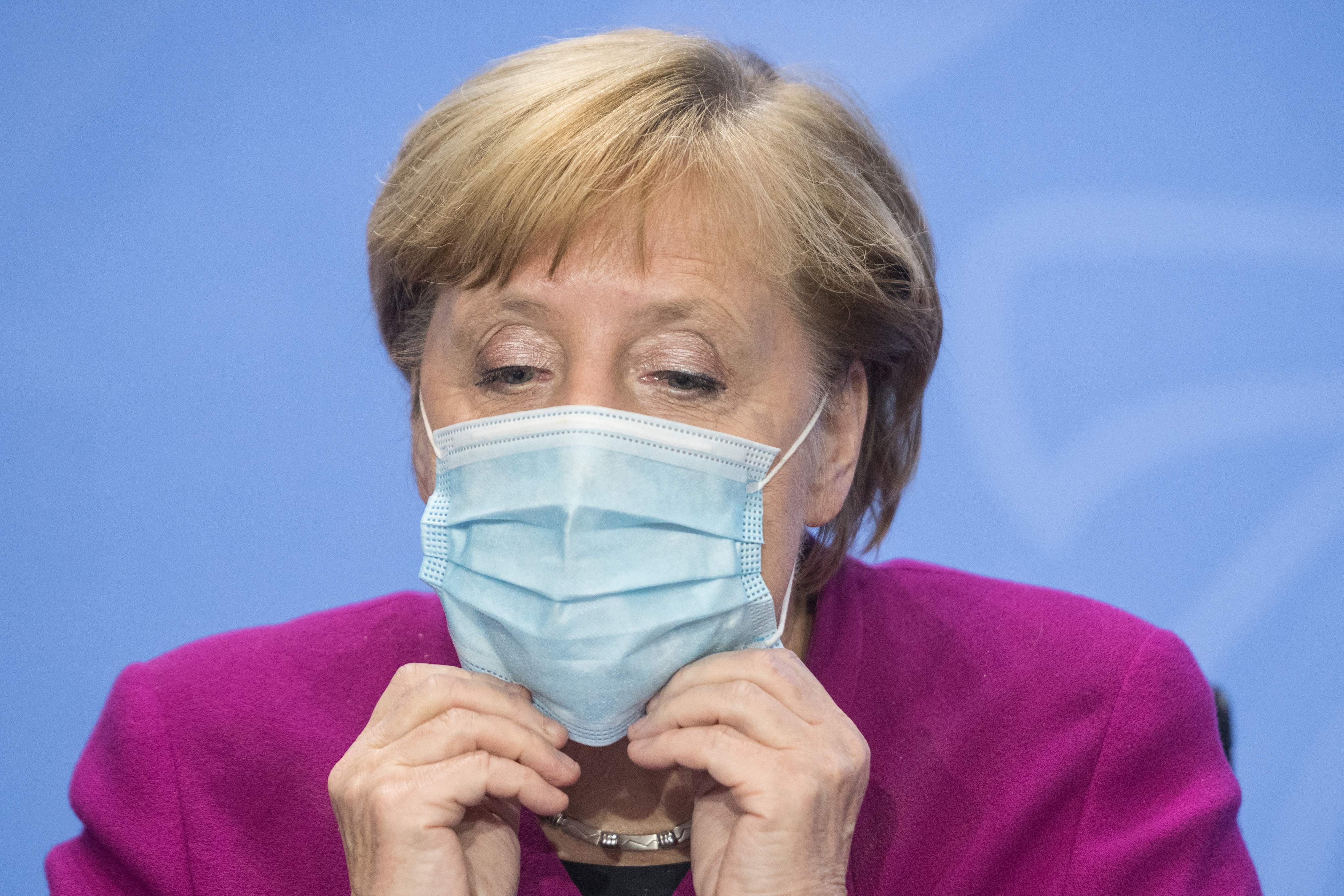 Kanselir Jerman Angela Merkel mengenakan masker.