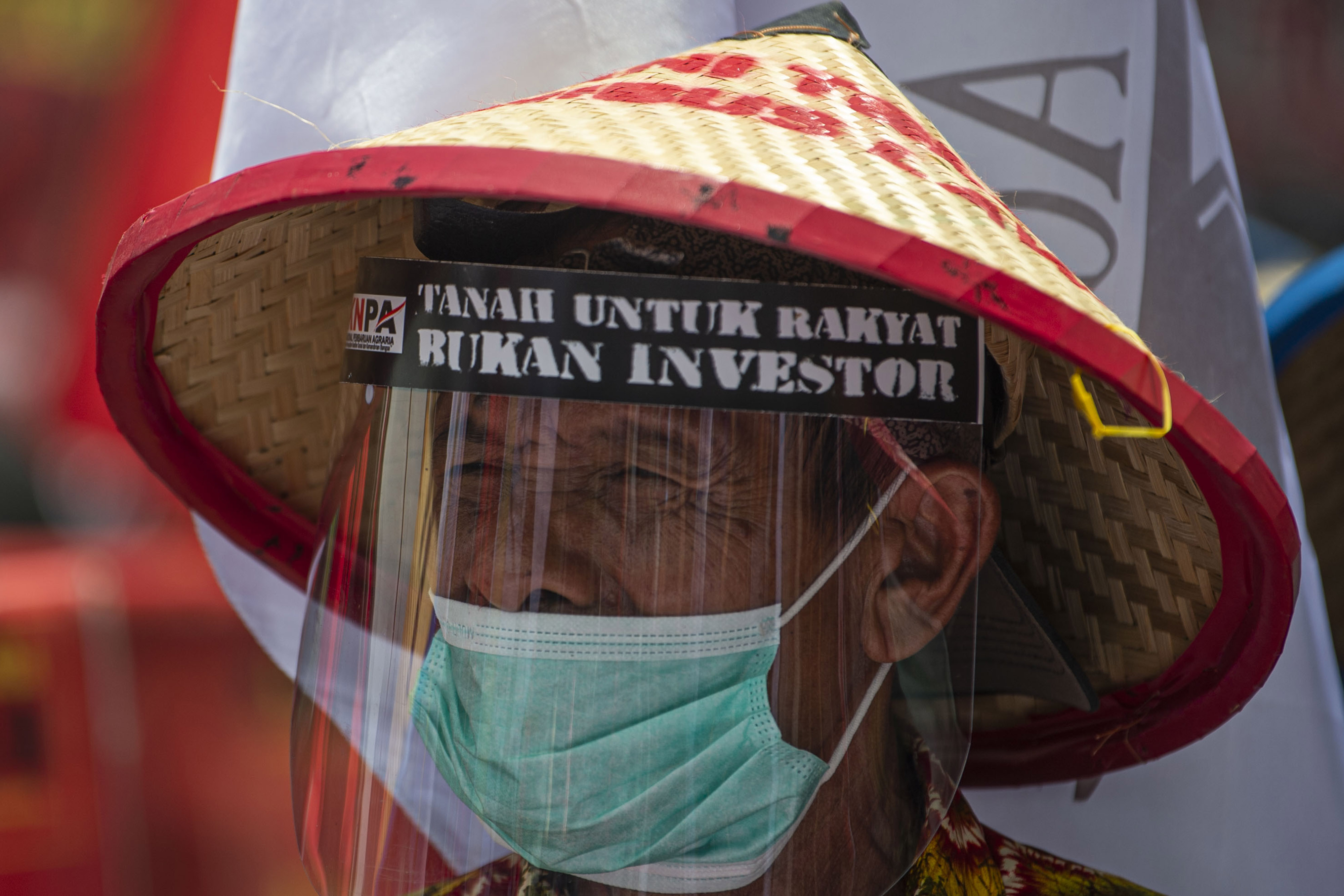 Demonstran mengikuti aksi jalan kaki menuju Istana Merdeka di Jalan Salemba, Jakarta, hari ini