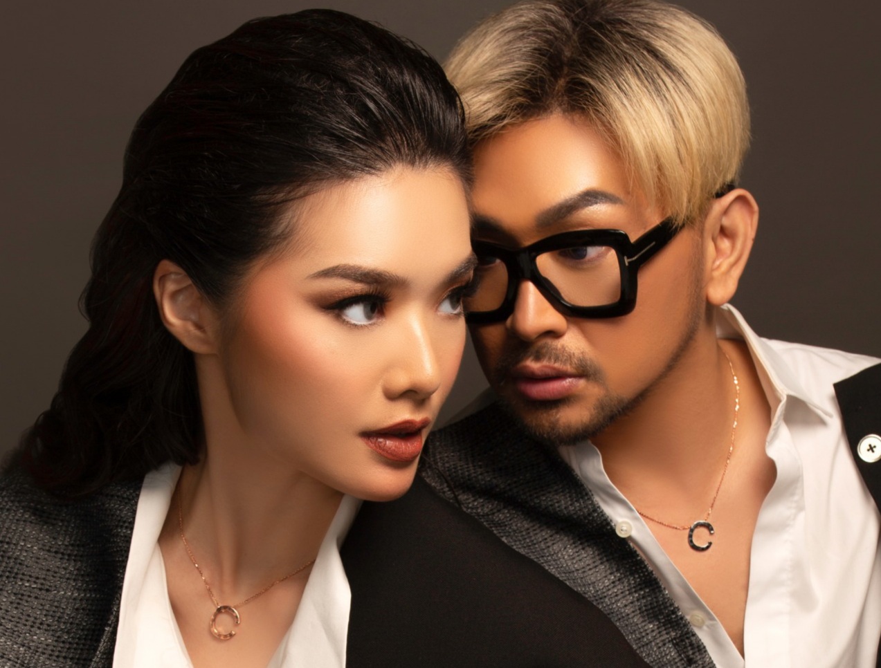 Carendelano dan Carla Yules mengenakan Alpha Bold dari UBS Gold