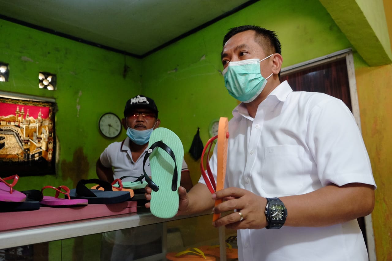 Calon Wakil Bupati Karawang Aep Syaepuloh mengunjungi produksi sandal jepit milik Karang Taruna Desa Pasirjengkol, Majalaya, Karawang. 