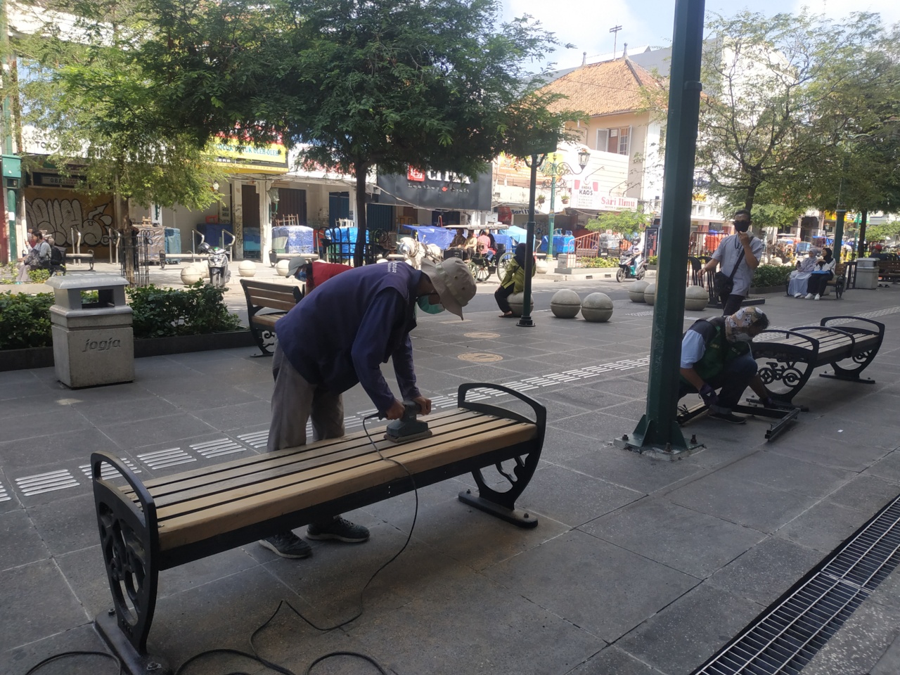 Petugas Memperbaiki Fasilitas di Malioboro yang Mengalami Kerusakan akibat Demonstrasi Anarkistis