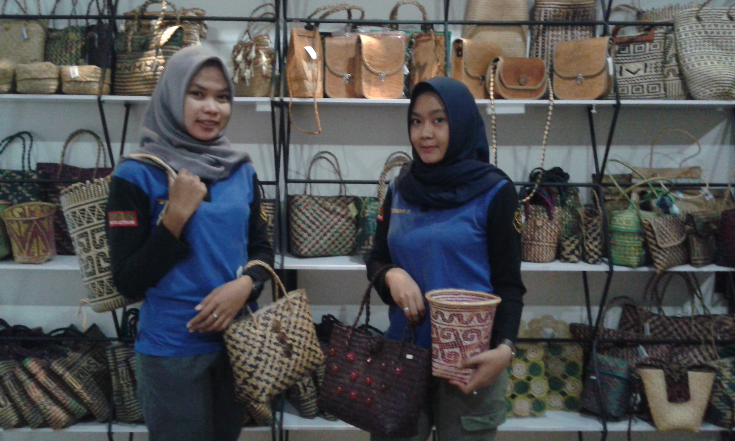 Model memamerkan sejumlah kerajinan hasil hutan bukan kayu