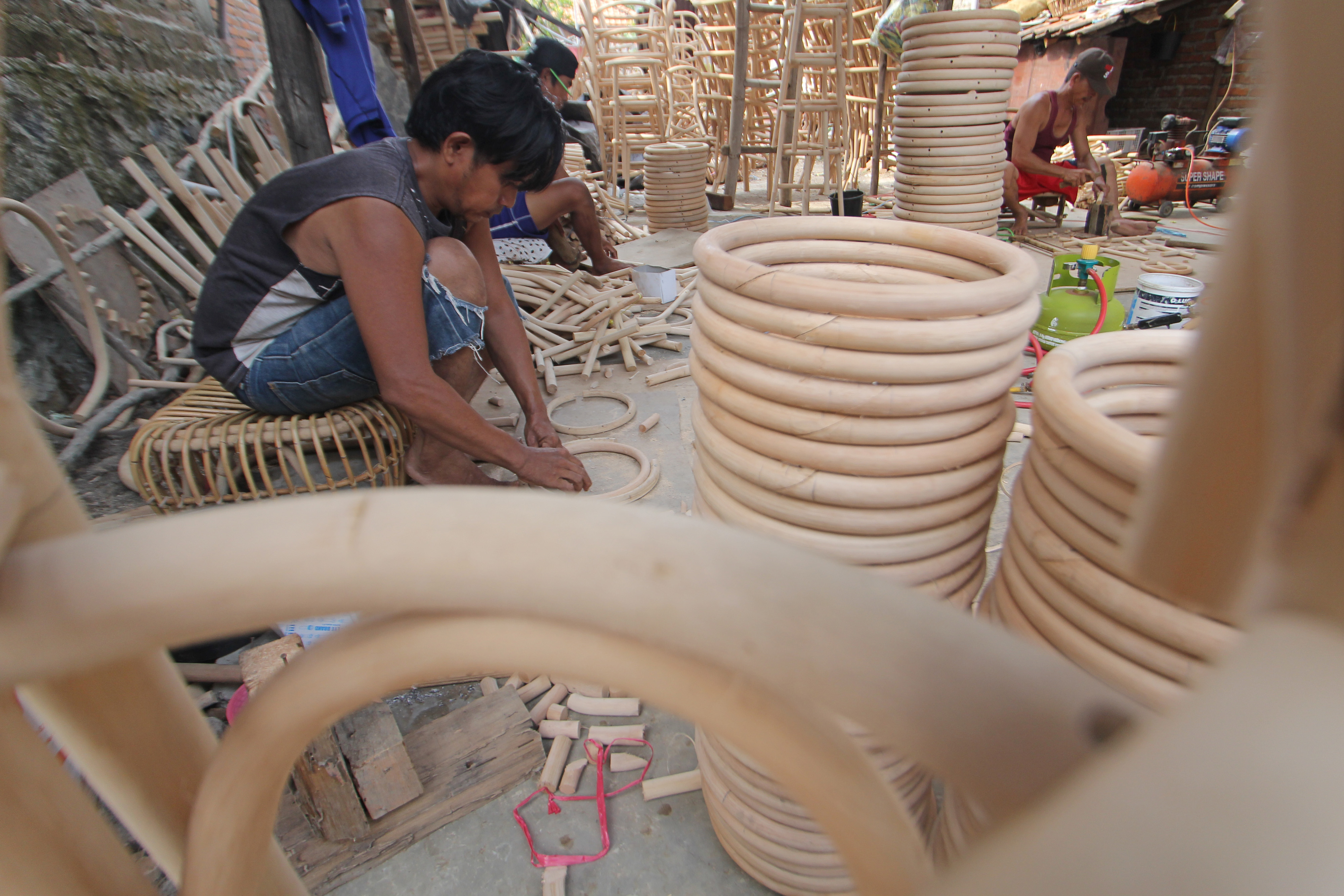  Perajin menyelesaikan pembuatan kursi rotan di Kapetakan, Cirebon, Jawa Barat, Sabtu (10/10/2020). 