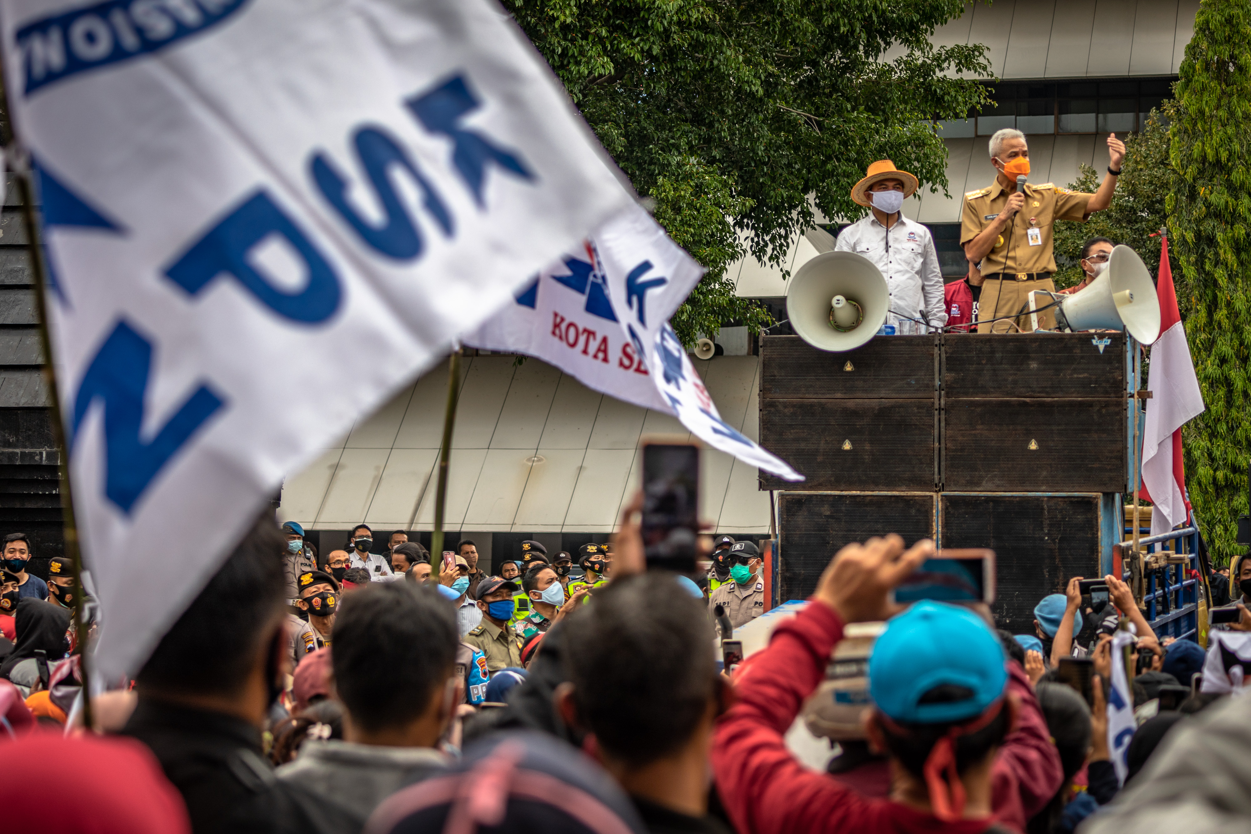 Gubernur Jawa Tengah Ganjar Pranowo berdialog dengan massa demonstrasi UU Cipta Kerja di Jateng