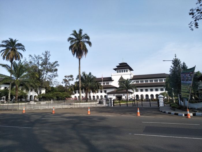 Ilustrasi: Suasana sepi di Gedung Sate Bandung, Jawa barat yang ditutup selama 14 hari.  