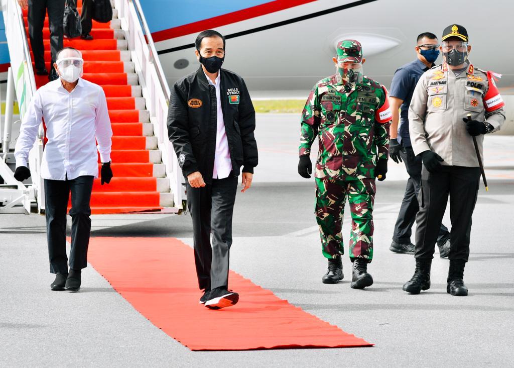 Presiden Joko Widodo saat tiba di Bandara Internasional Silangit, Tapanuli Utara, Selasa (27/10).