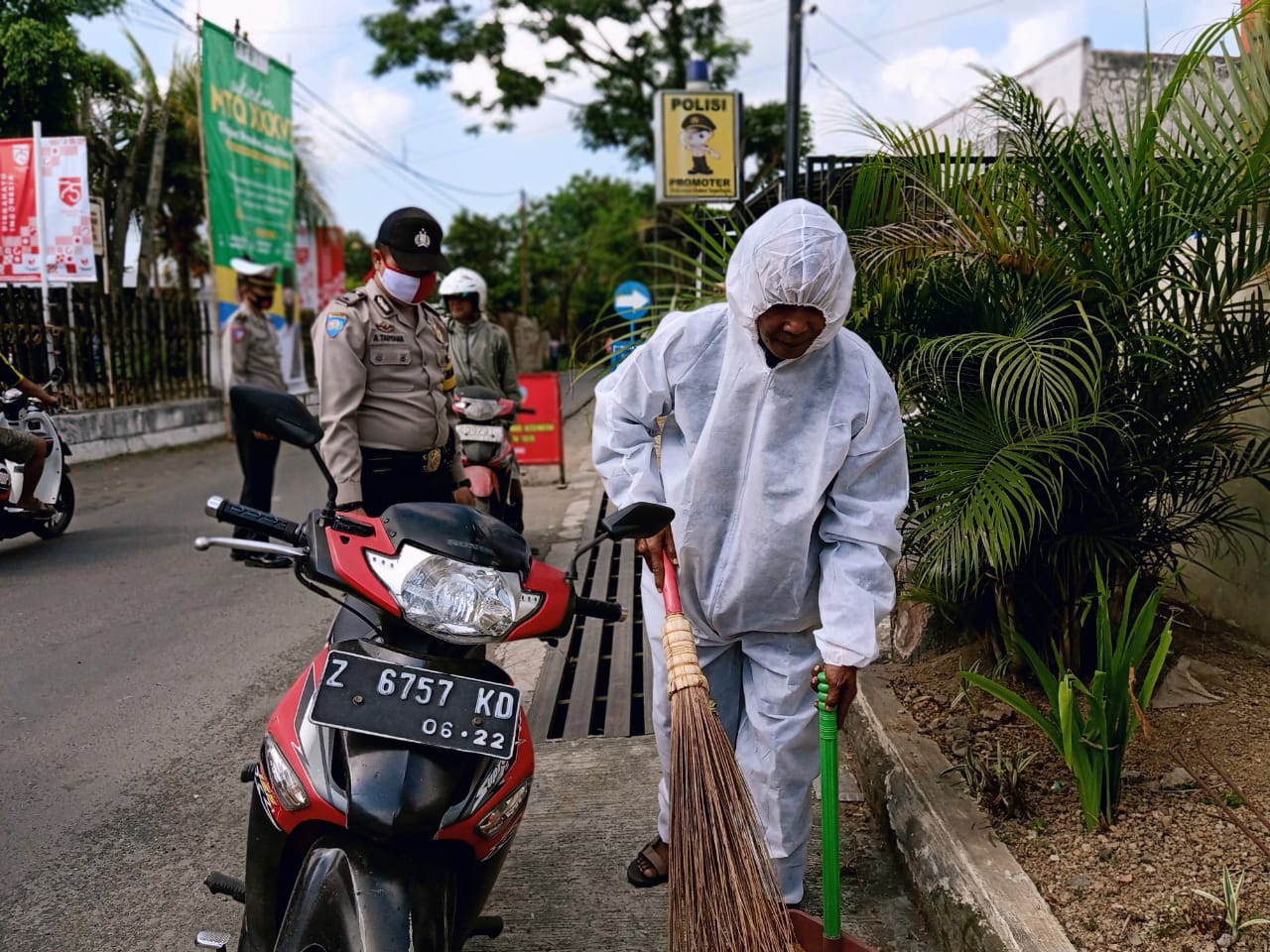 Pelanggar protokol kesehatan covid-19 dihukum menyapu jalan