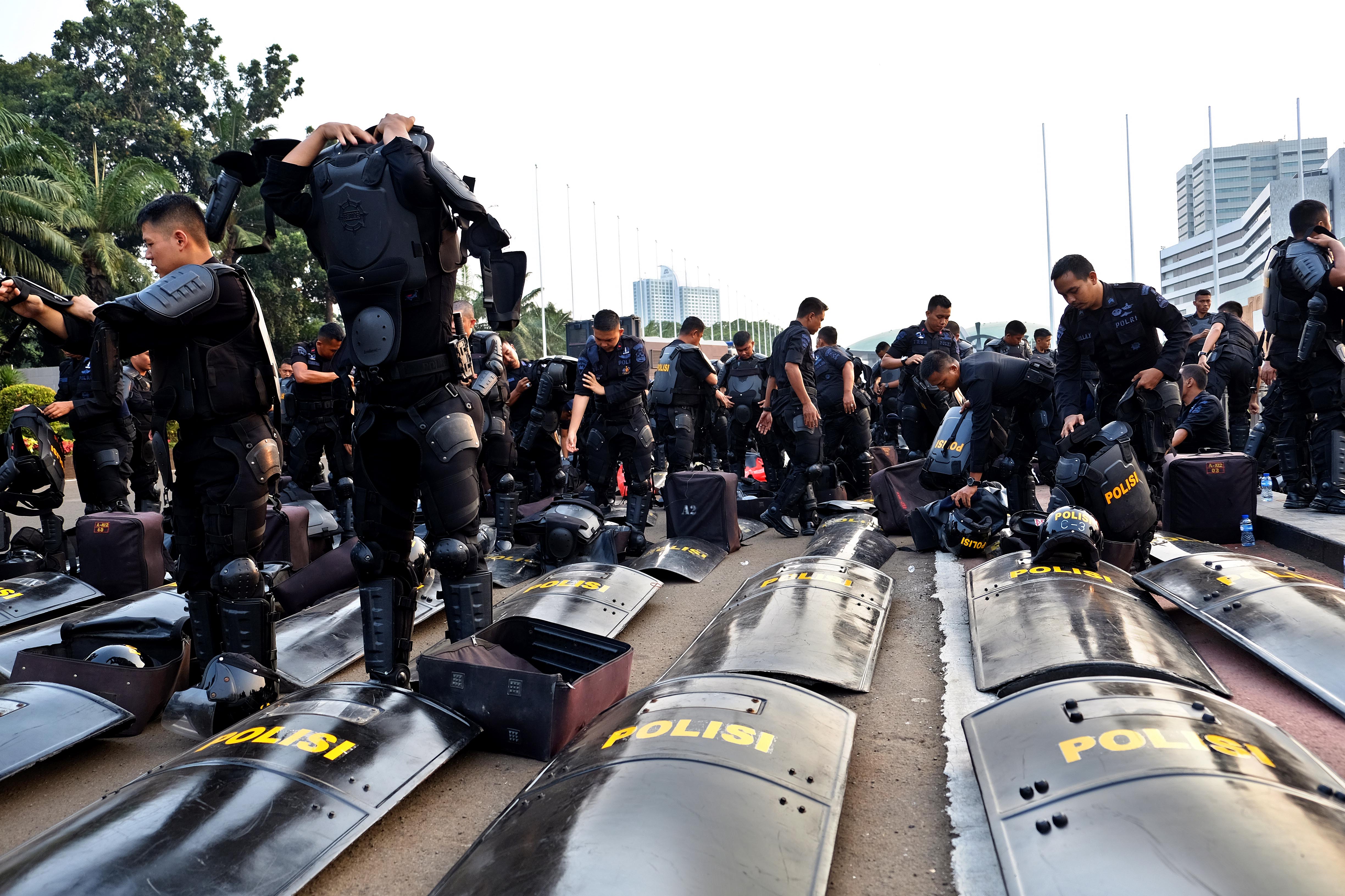 Polisi bersiap untuk mengawal aksi demonstrasi penolakan omnibus law