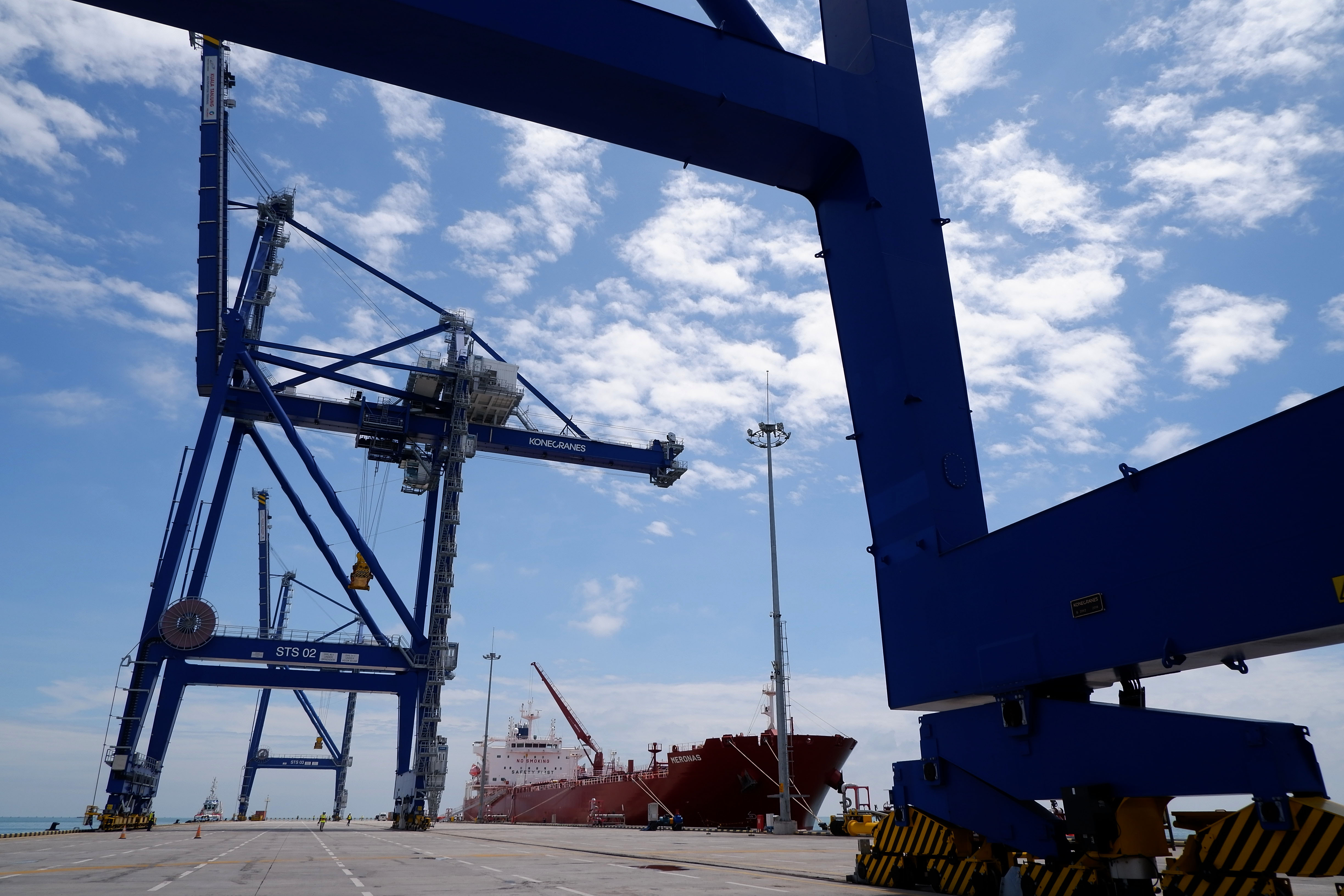 PELABUHAN HUB INTERNASIONAL KUALA TANJUNG: Kapal tanker CPO berada di Pelabuhan Kuala Tanjung Multipurpose Terminal di Kabupaten Batubara 