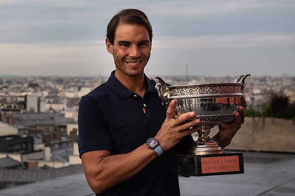 Petenis Rafael Nadal memegang trofi setelah menjuarai Prancis Terbuka 2020