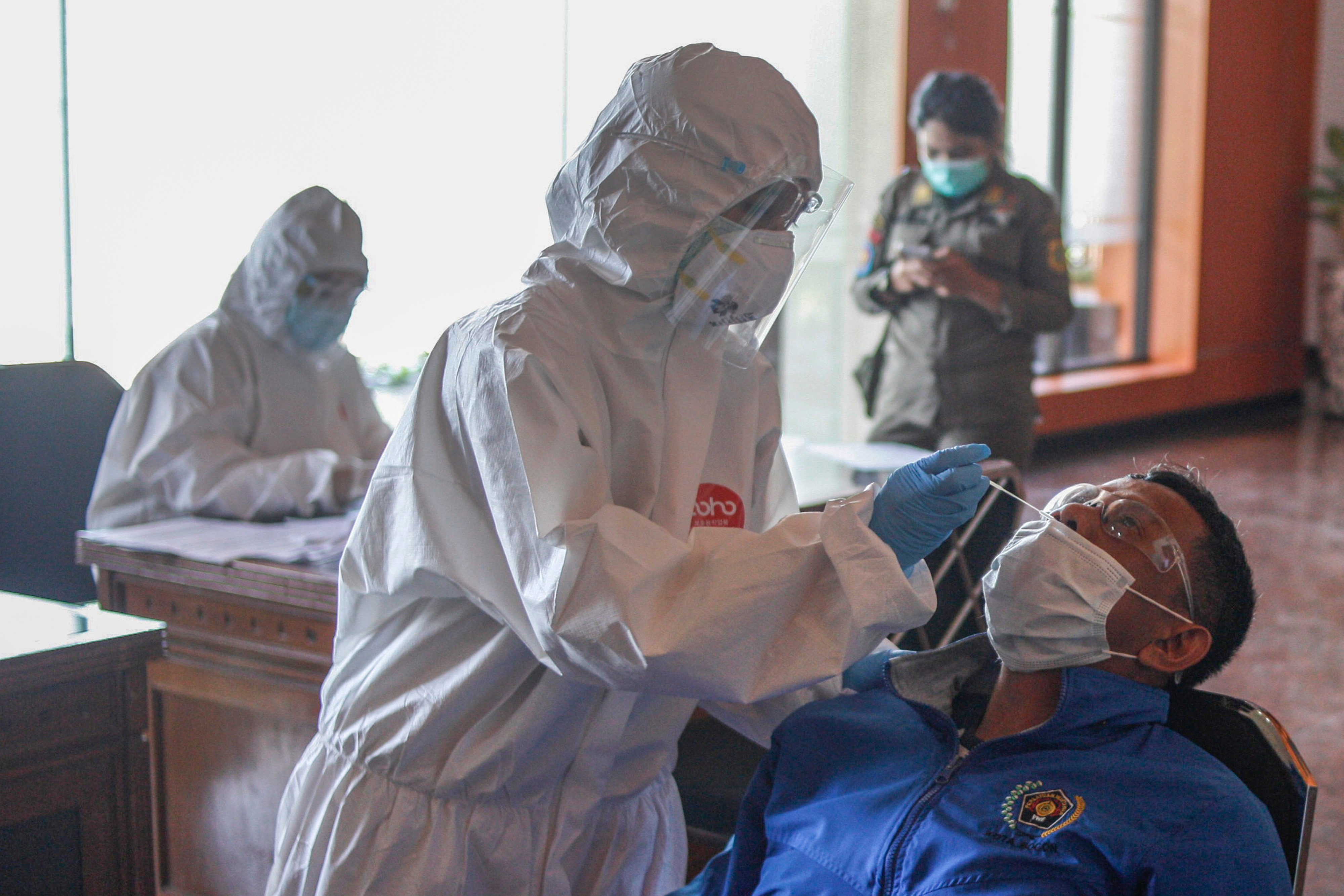 Petugas medis melakukan tes usap (swab test) kepada seorang wartawan di Gedung DPRD Kabupaten Bogor, Cibinong, Kabupaten Bogor, Jawa Barat, 