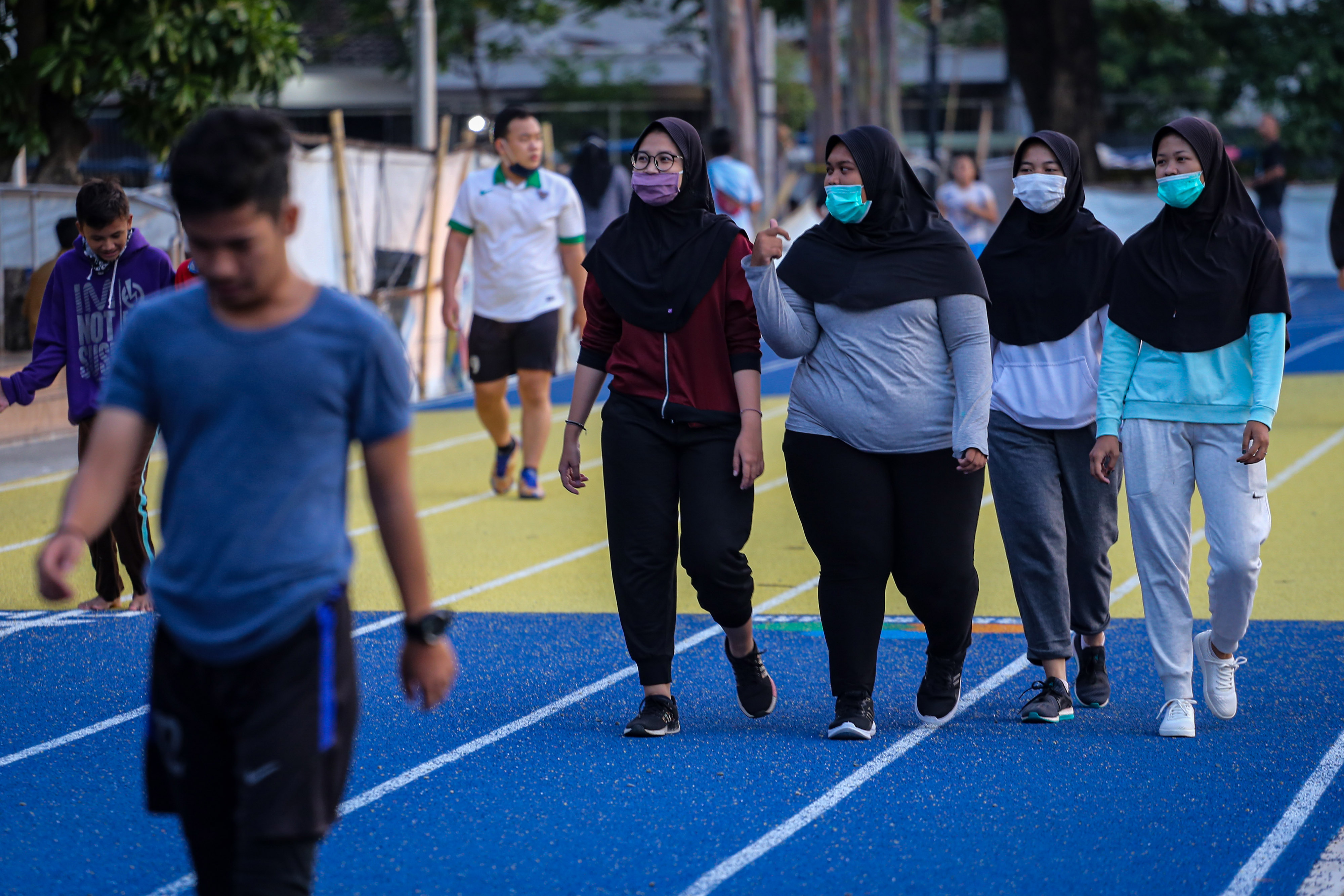 Warga berolahraga di alun-alun Kota tangerang untuk mendapatkan imunitas tubuh di tengah pandemi Covid-19