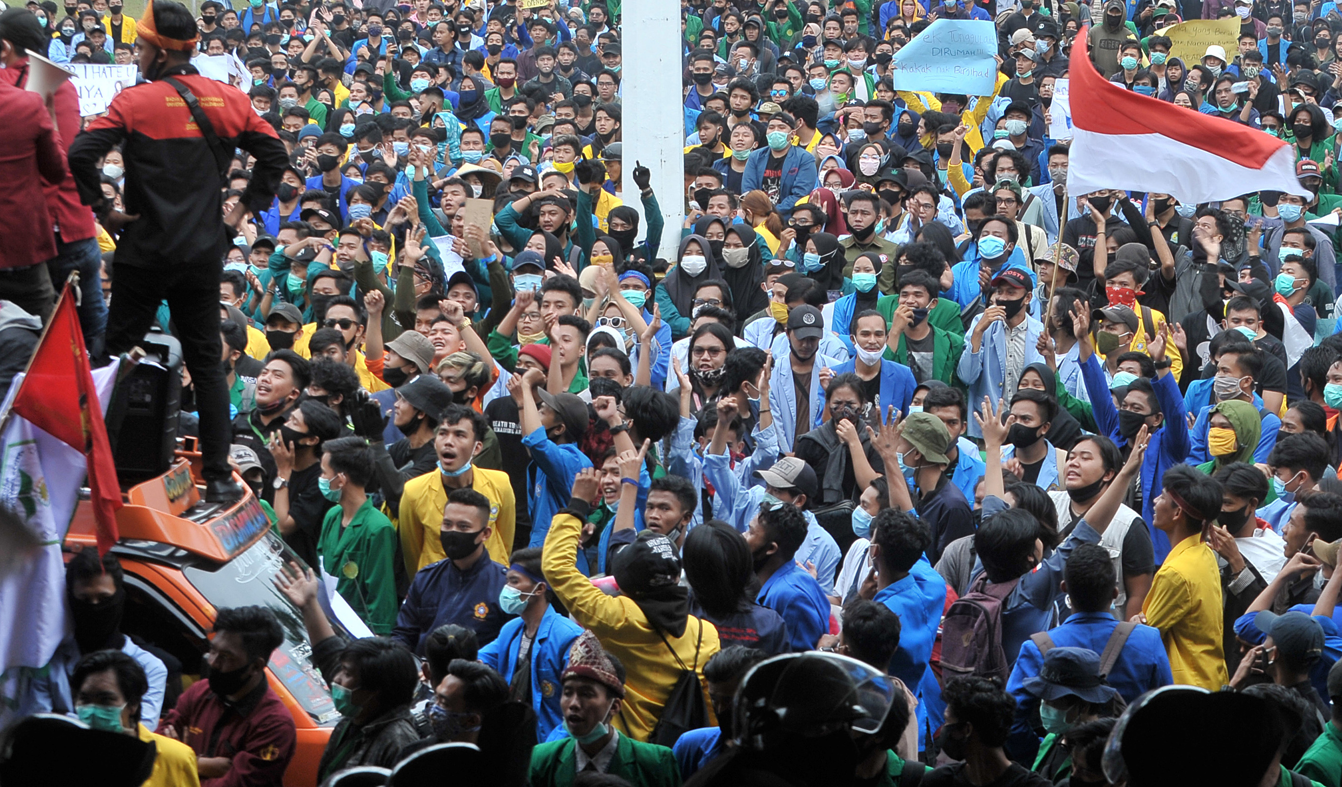 BERPOTENSI MENJADI KLASTER BARU COVID-19: Mahasiswa berunjuk rasa menolak UU Cipta Kerja di halaman Kantor DPRD Sumatra Selatan di Palembang