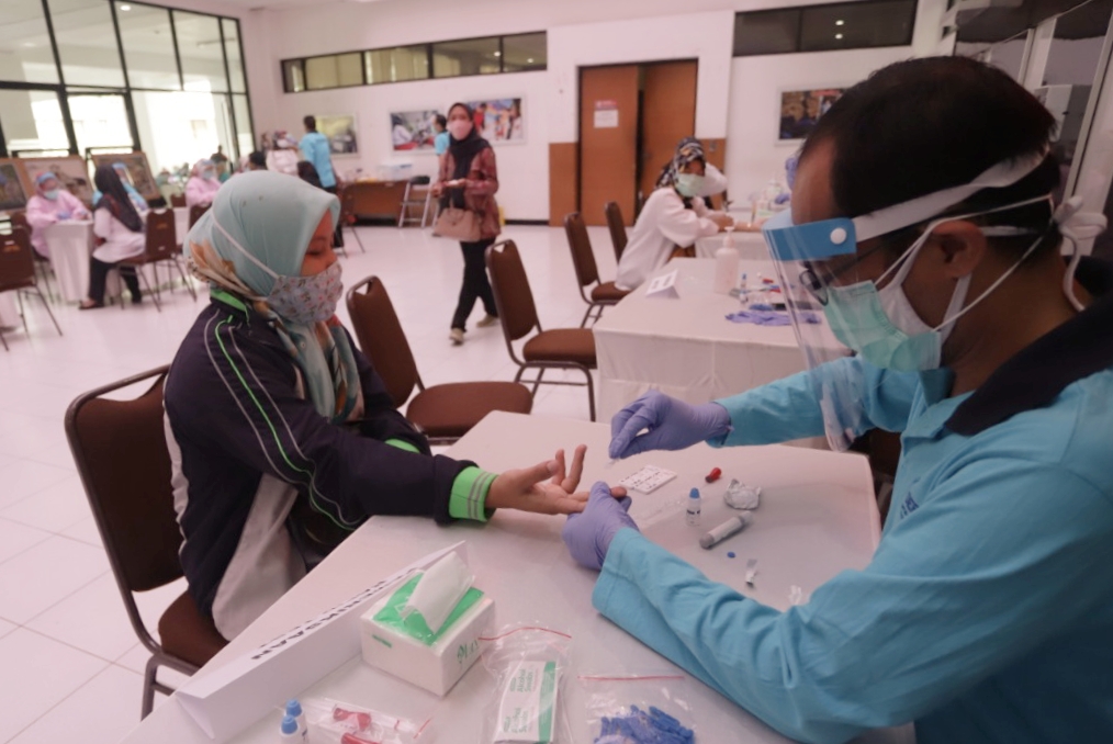 Seorang guru menjalani rapid test covid-19