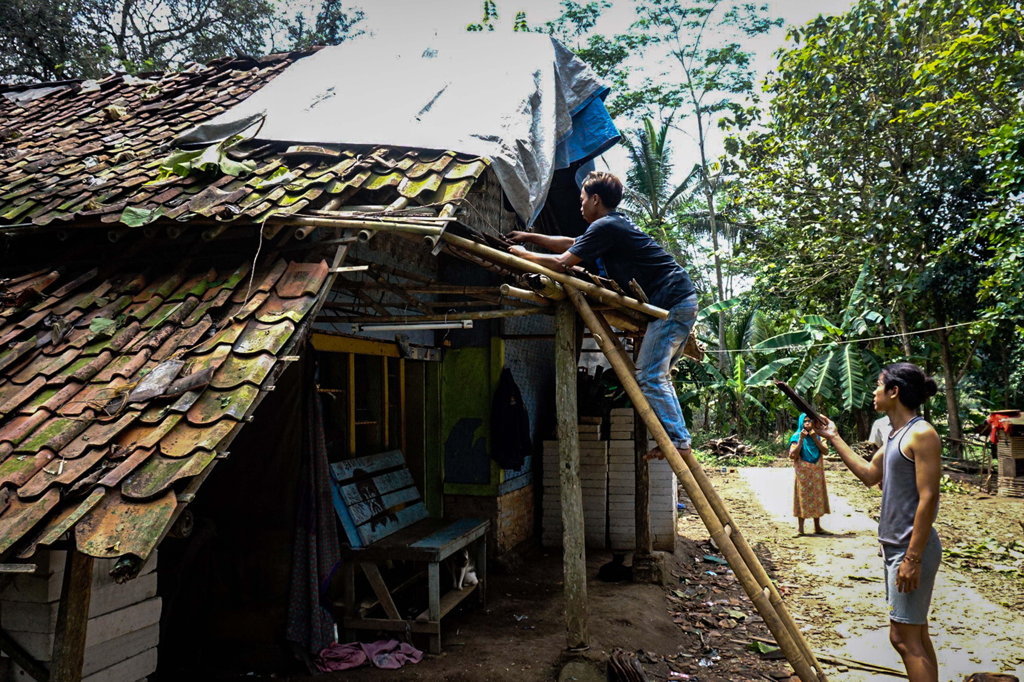 BENCANA ALAM : Warga memperbaiki rumah yang rusak akibat angin puting beliung, di Solear, Kabupaten Tangerang, Banten, Selasa (29/9)