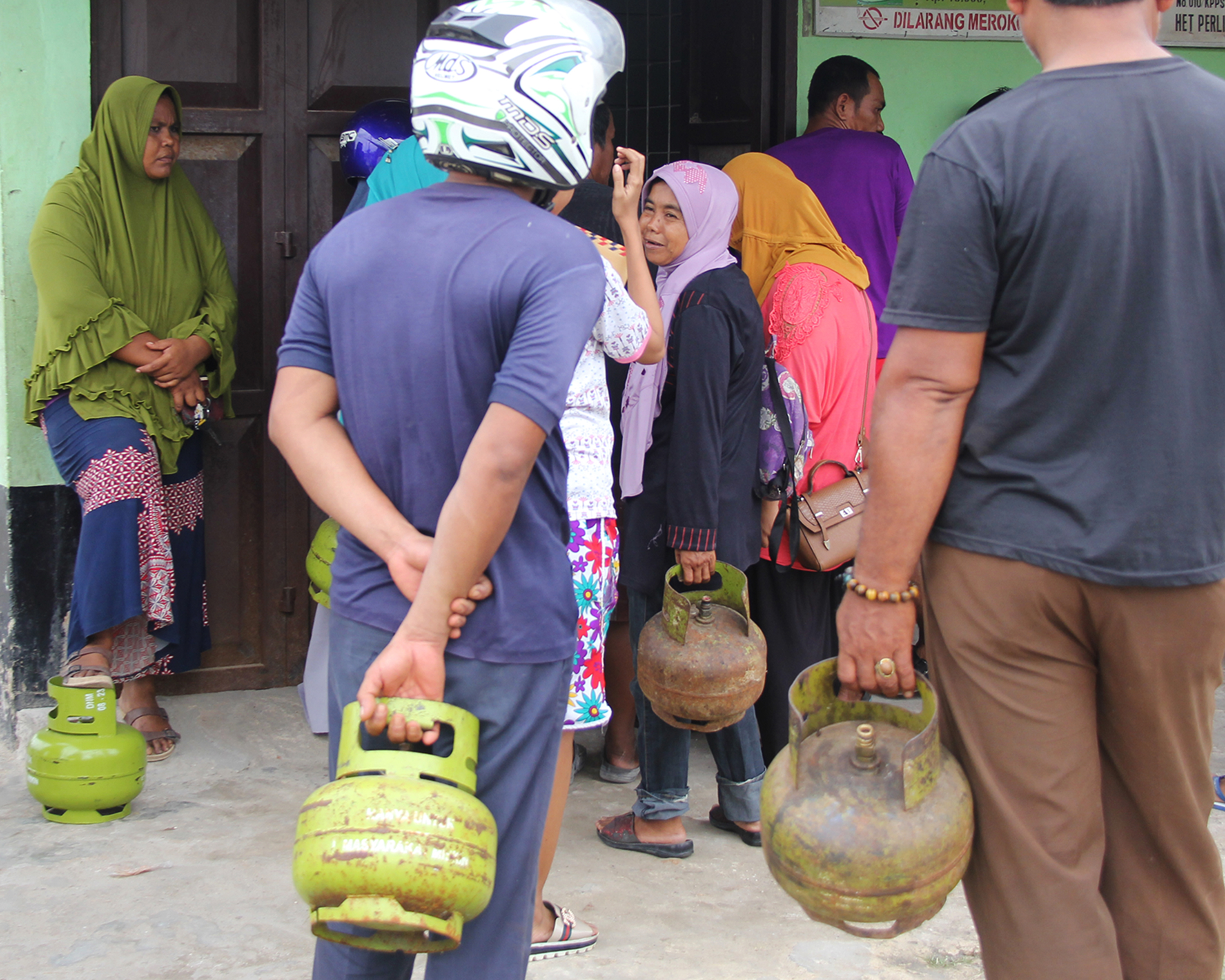 Warga antri untuk mendapatkan elpiji tiga kilogram bersubsidi di sebuah pangkalan elpiji di kota Dumai, Dumai, Riau.