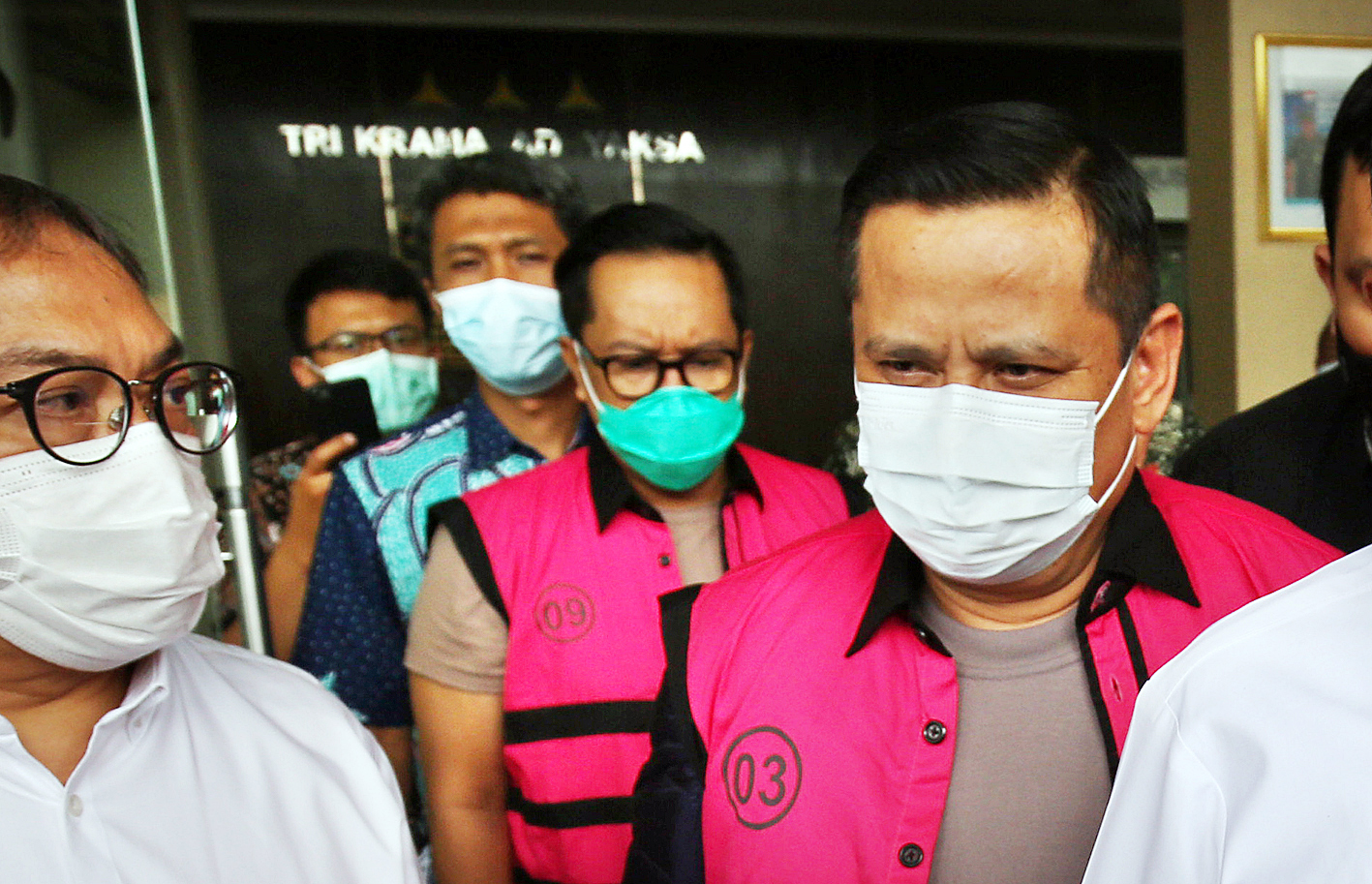 Irjen Pol Napoleon Bonaparte (kedua kanan) dan Brigjen Pol Prasetijo Utomo (ketiga kanan) mengenakan baju tahanan.