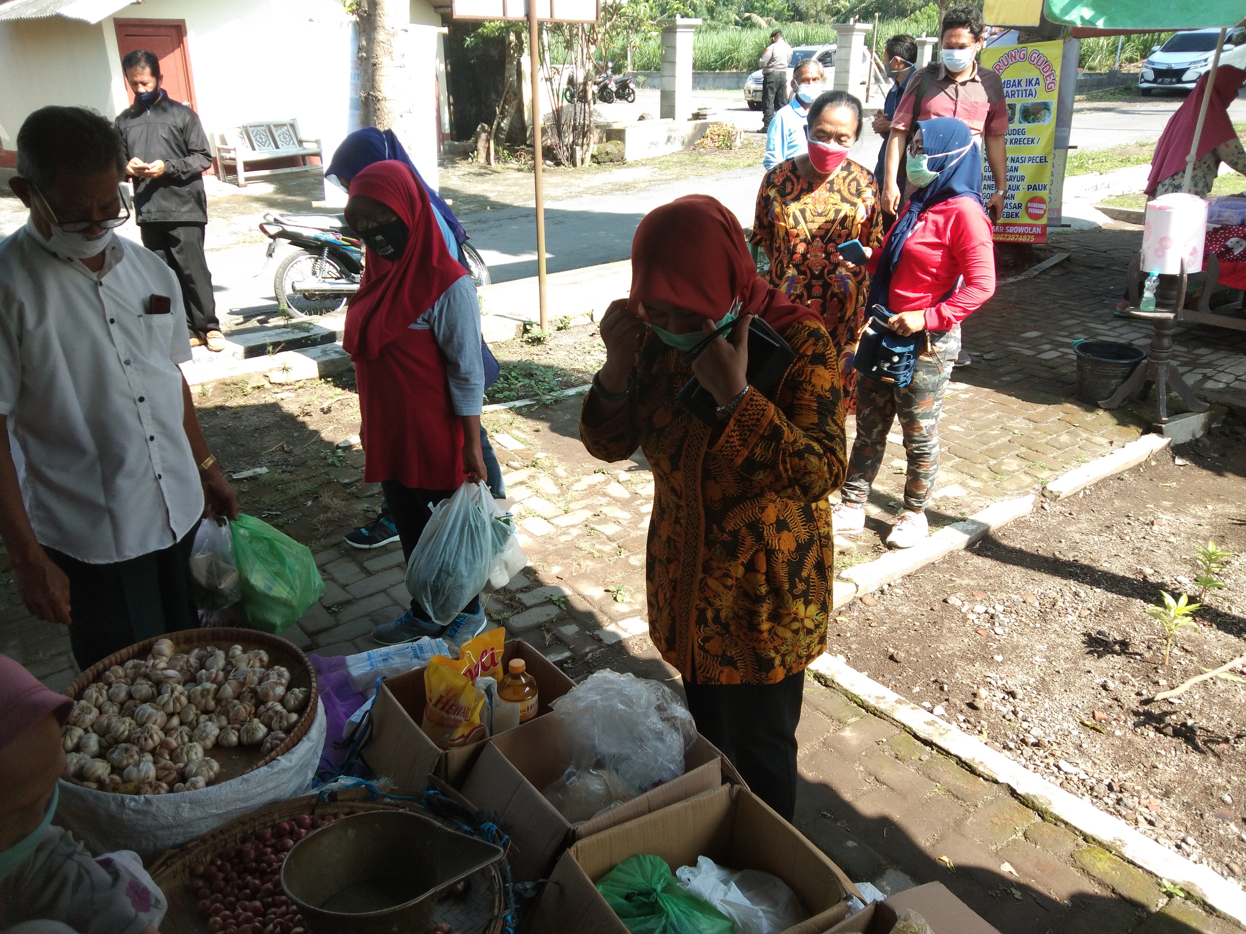 Calon Bupati Sleman Kustini Sri Purnomo (baju batik) berbelanja di Pasar Tradisional Srowolan.